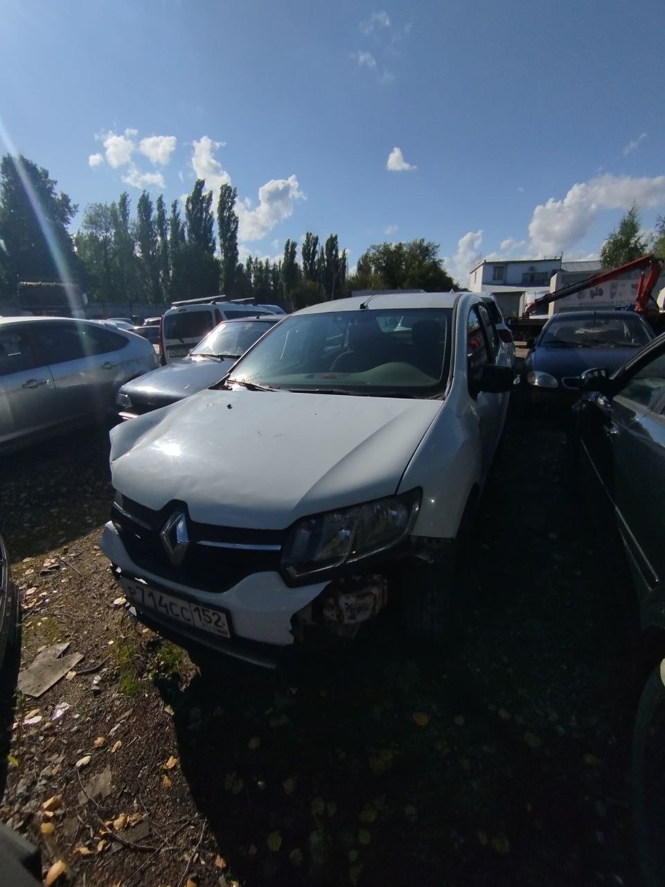 а/м Renault Logan белого цвета, 2015 г.в., гос. №P714CC 152, VIN X7L4SRAV453009903, по кузову множественные повреждения, зарегистрировано ограничение