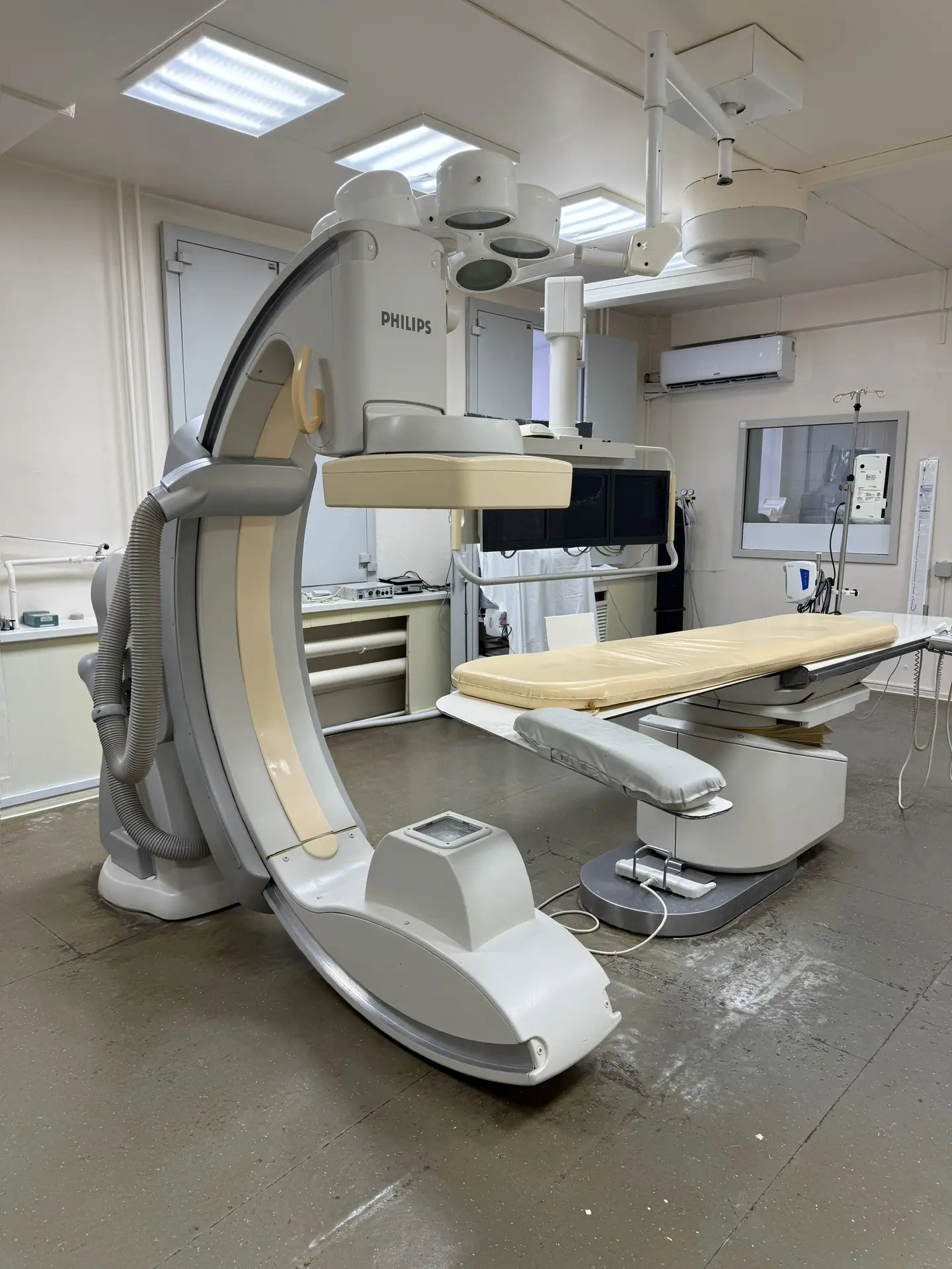 Аппарат рентгеновский ангиографический PHILIPS ALLURA CV20, заводской номер 000079, год выпуска 2011.