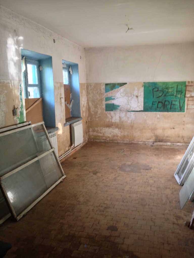 Имущественный комплекс, состоящий из нежилого здания (нежилое административное здание, кадастровый номер 71:05:030306:574) и земельного участка (кадастровый номер 71:05:030307:620), Тульская обл., Веневский р-н, г. Венев, ул. Свободная, д. 38А