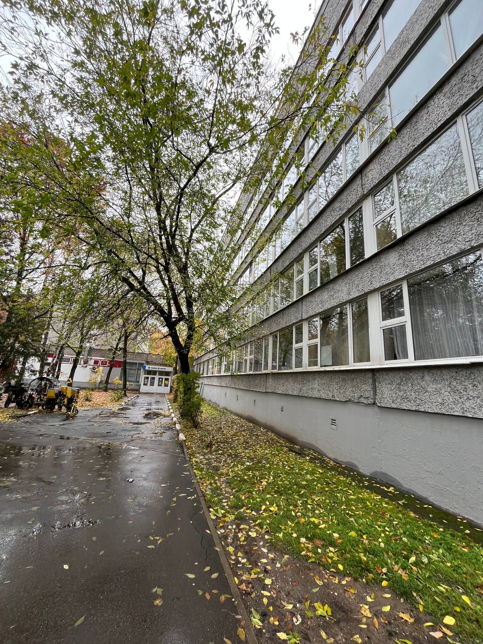 Нежилое помещение (комн. № 16 в пом. I, в подвале, комн. № 9 (часть), 10 в пом. «За итогом» на 1 этаже) в здании с кадастровым номером 77:06:0006001:1020 по адресу: г. Москва, муниципальный округ Обручевский, ул. Миклухо-Маклая, д. 15