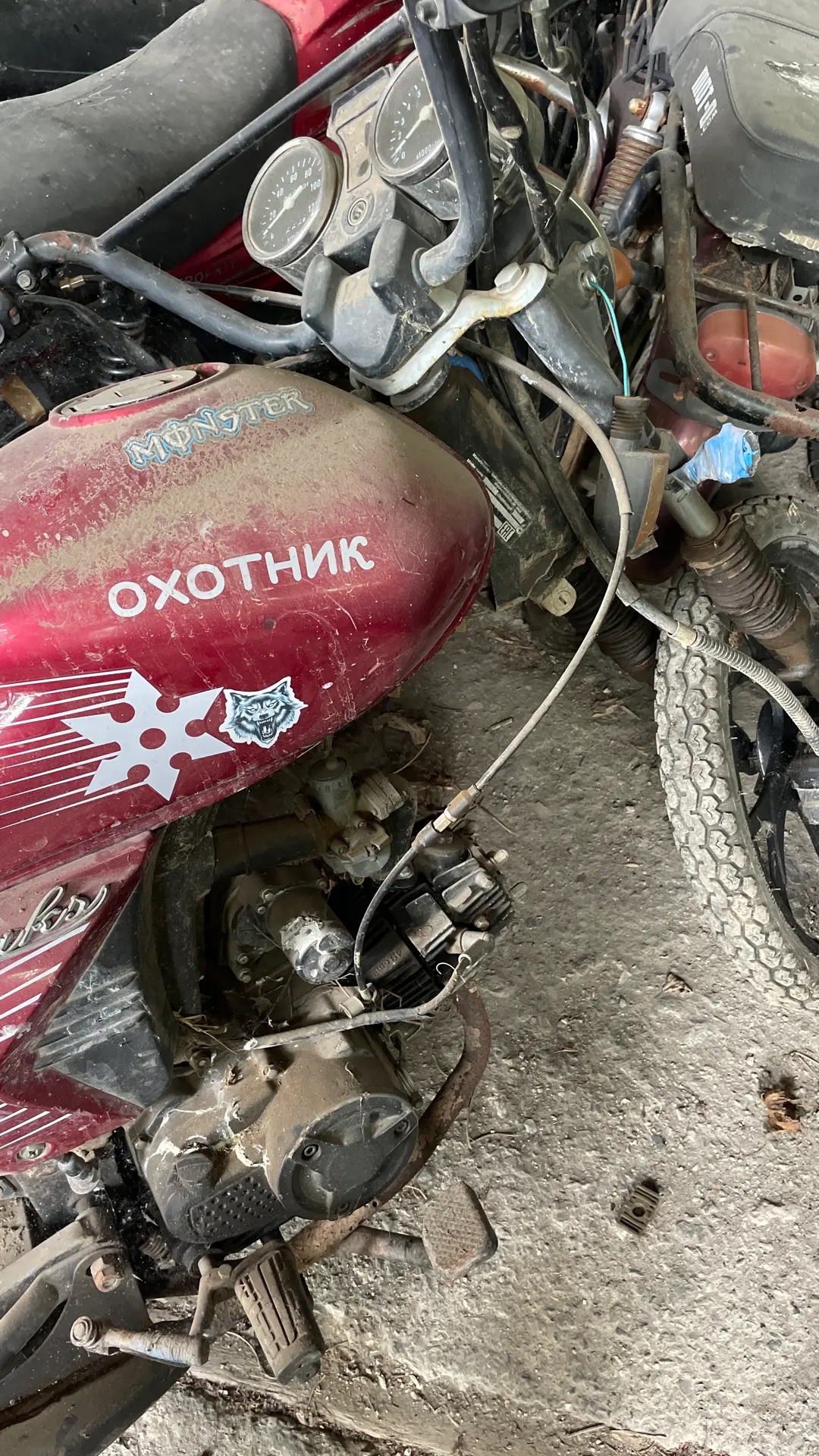 мопед черно-красного цвета "Охотник", год выпуска не установлен, без г.р.з.