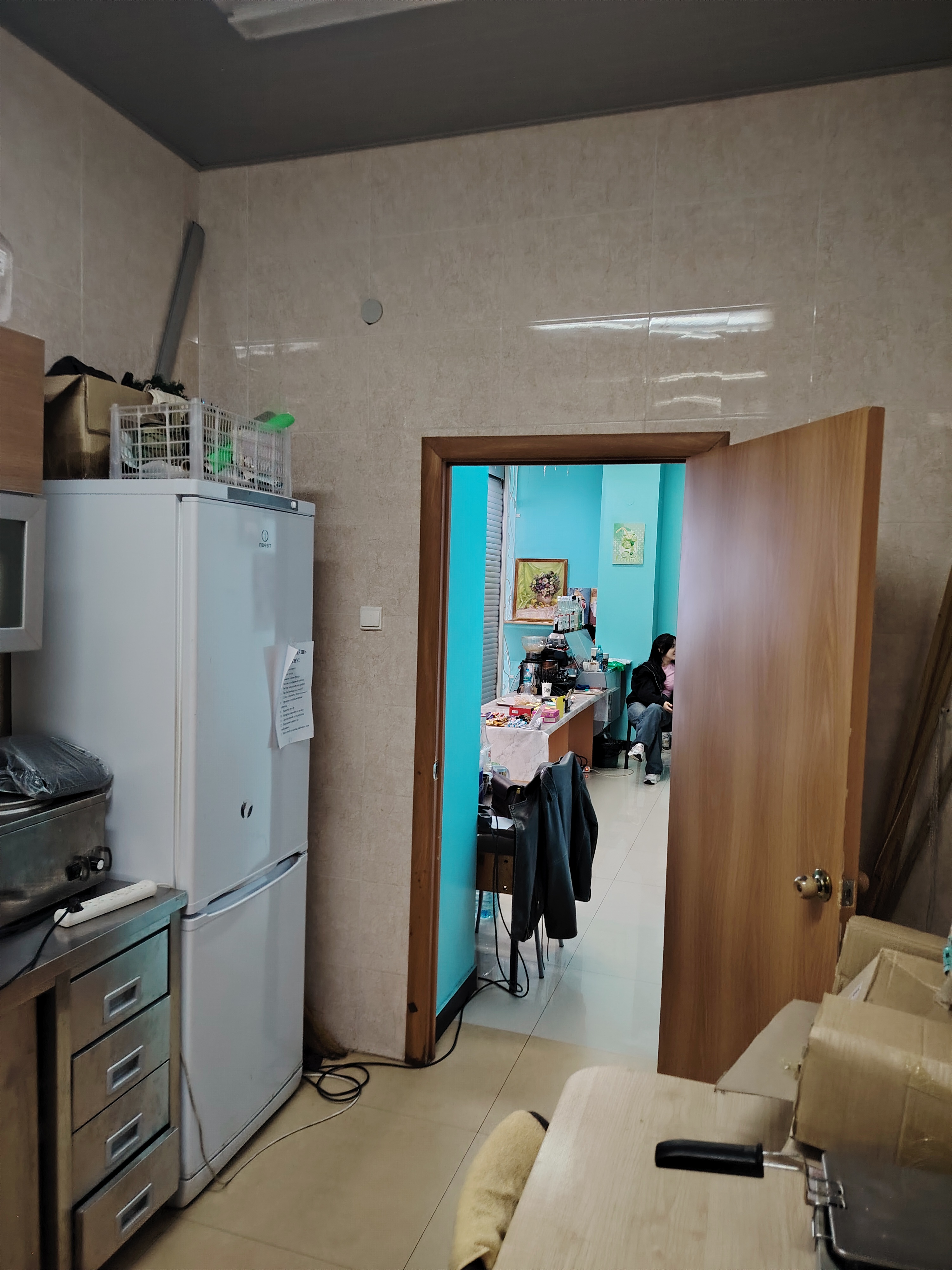 Нежилые помещения, в виде двух смежных кабинетов общей площадью 30,4 кв. м., расположенные на первом этаже нежилого здания Физкультурно развлекательного комплекса клубного досуга по адресу: Сахалинская область, г. Курильск, ул. Приморское шоссе, д. 5, кадастровый номер: 65:26:0000007:1097 (согласно техническому паспорту БТИ помещения № 33,34)