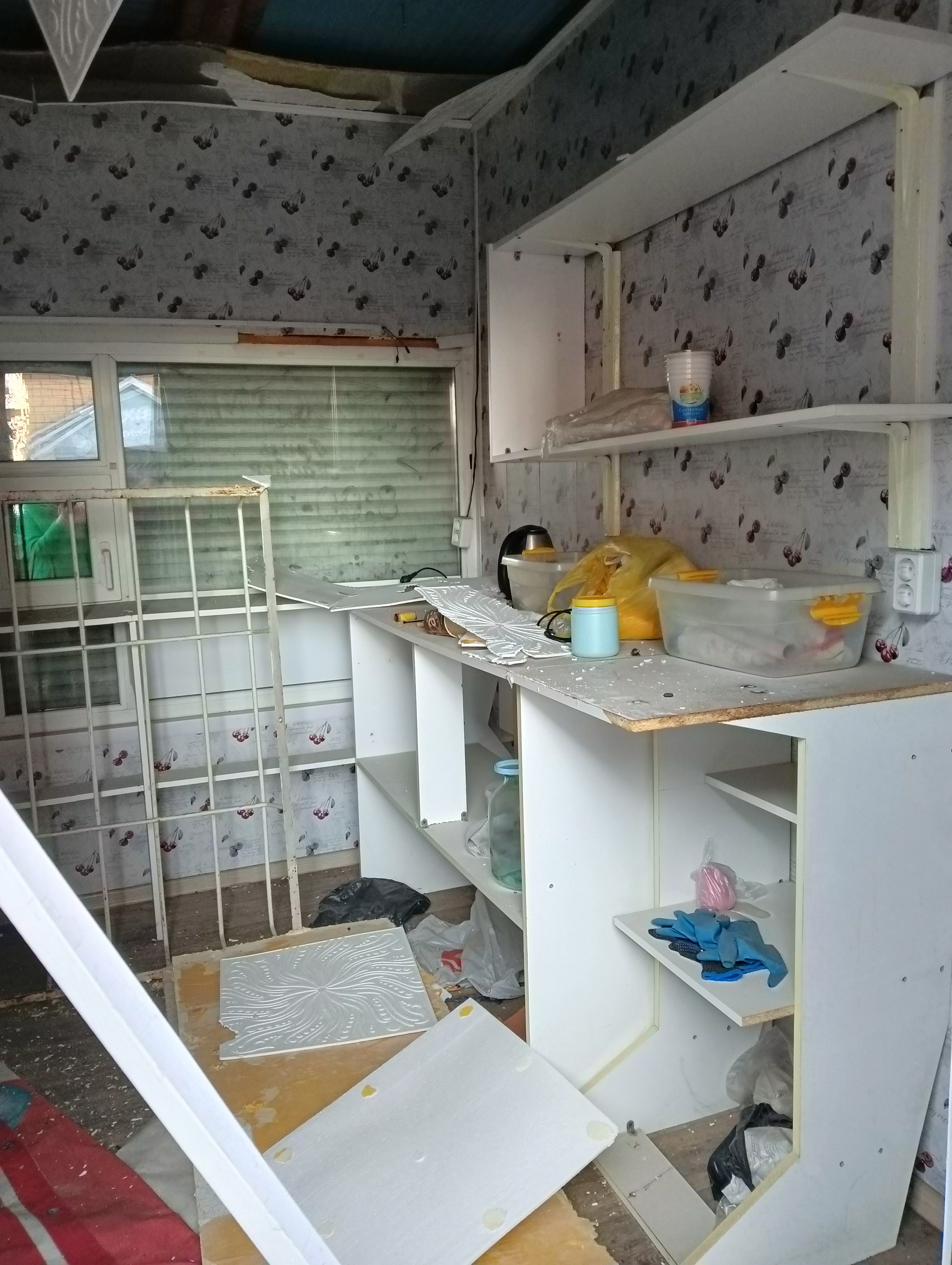 Киоск с остановочным павильоном площадью застройки 18,7 кв. м (в т. ч. площадь киоска - 9,0 кв. м, остановочного павильона - 9,7 кв. м), расположенный по адресу: Российская Федерация, Алтайский край, город Рубцовск, северо-западнее жилого дома № 89 по проспекту Ленина, остановка «Вокзал»