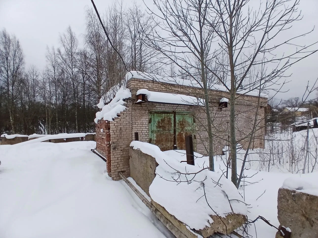 Гараж с земельным участком