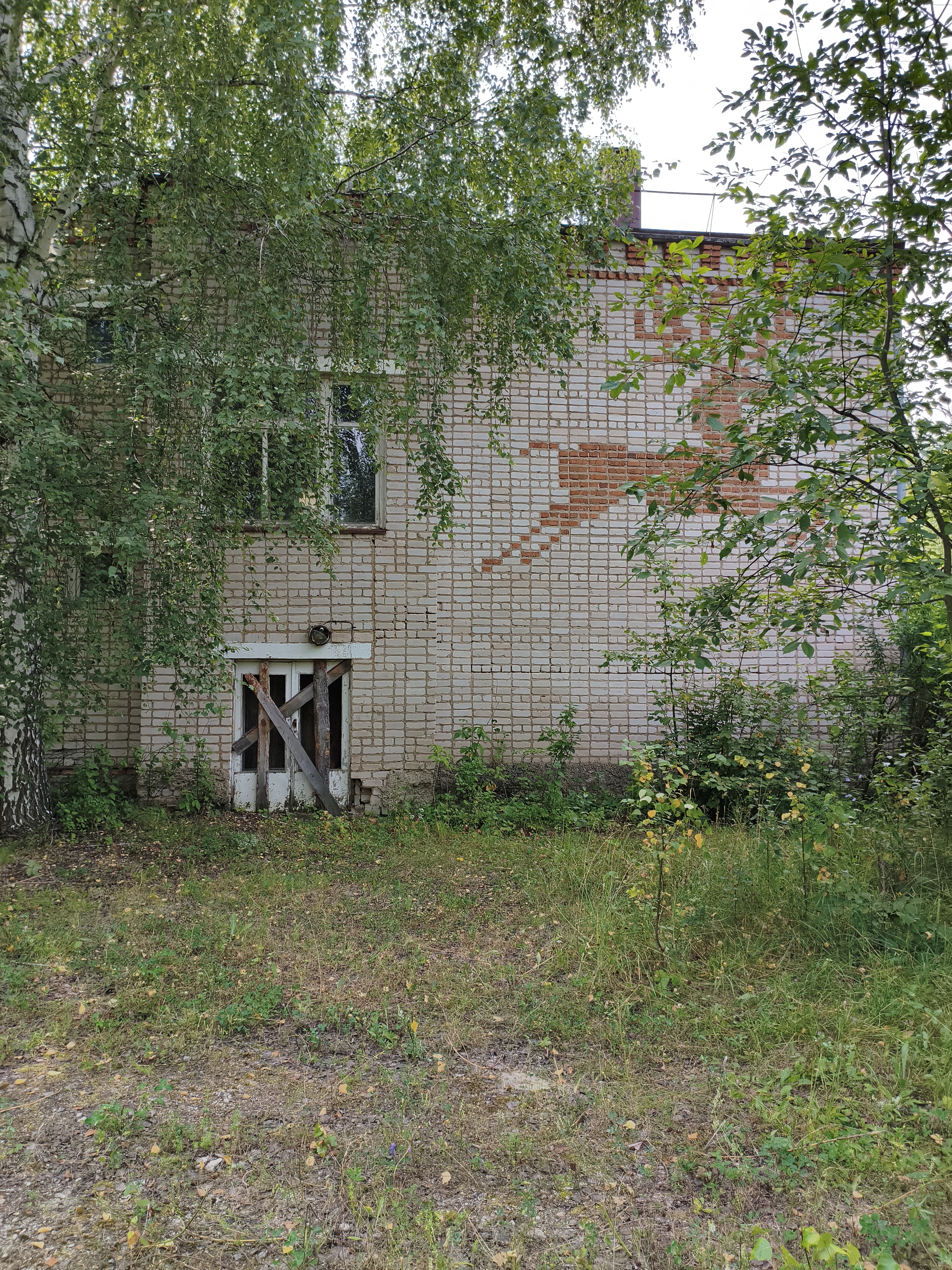 Лот № 1 - Здание школы, площадь 1208,5 кв.м, кадастровый номер 43:07:110601:441, год ввода в эксплуатацию 1990, назначение: нежилое здание, по адресу: Кировская область,  Вятскополянский район,  д. Ямышка,  улица Новая, д. 10а, земельный участок, площадь 6546 кв.м, кадастровый номер 43:07:110601:661, категория земель: земли населенных пунктов, по адресу: Российская Федерация, Кировская область,  муниципальный район Вятскополянский, деревня Ямышка,  улица Новая, земельный участок 10а