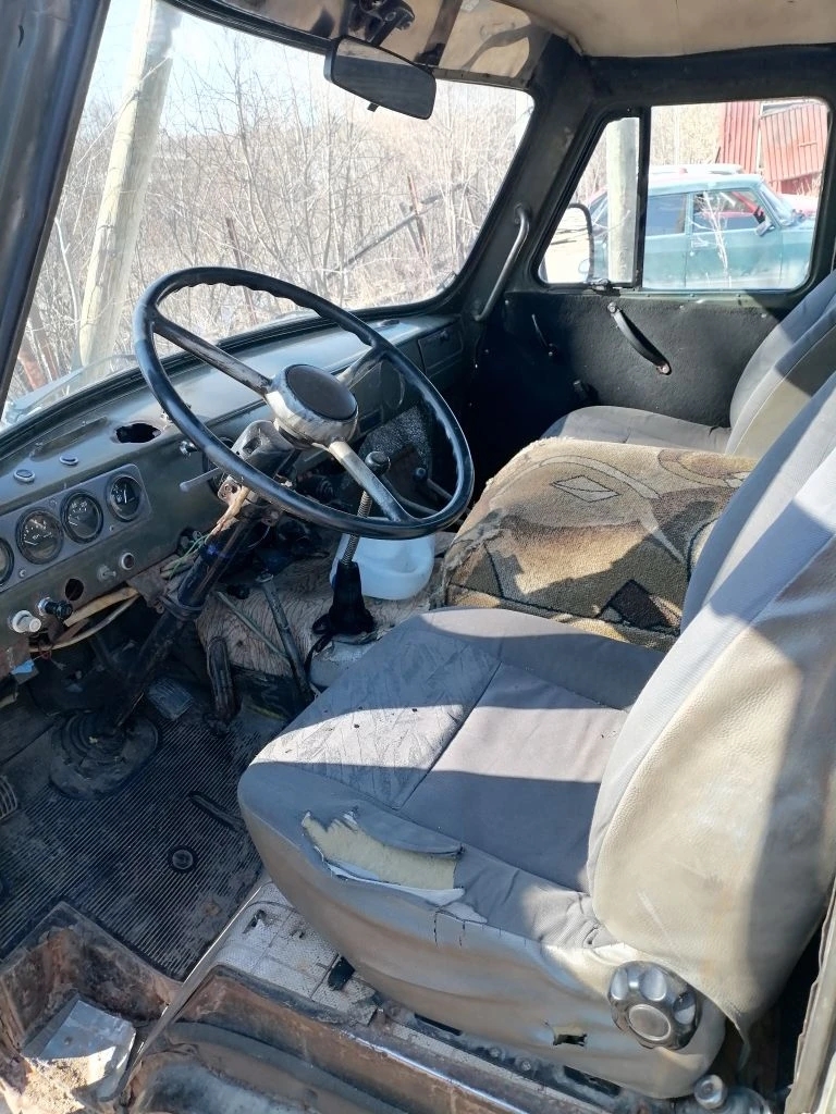 Автомобиль УАЗ-452Д, г.в. 1982, VIN: Нет, г/н: К643ОЕ11, Документы: В наличии ПТС, СТС. в ПТС отсутствует VIN, Ключи: Есть, Примечание: Тип ТС - фургон, цвет хаки, № шасси 266677, Колеса спущены, имеются следы коррозии по всему корпусу, сколы краски. АС ПИБИ: 11-008898-1