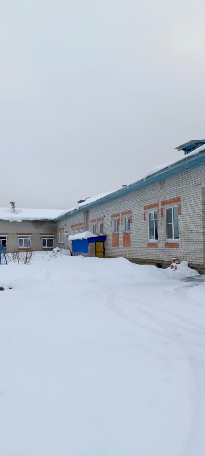 Помещения №№ 1-35 в подвале, 1-19, 41-79 на первом этаже общей площадью 2739,3 кв. м. в здании, расположенном по адресу: Республика Коми, г. Печора, п. Набережный, ул. Школьная, д. 39. Здание кирпичное, одноэтажное, 2003 года постройки. Кадастровый номер: 11:12:1501001:234. Закреплено на праве оперативного управления за Управлением образования МР «Печора».