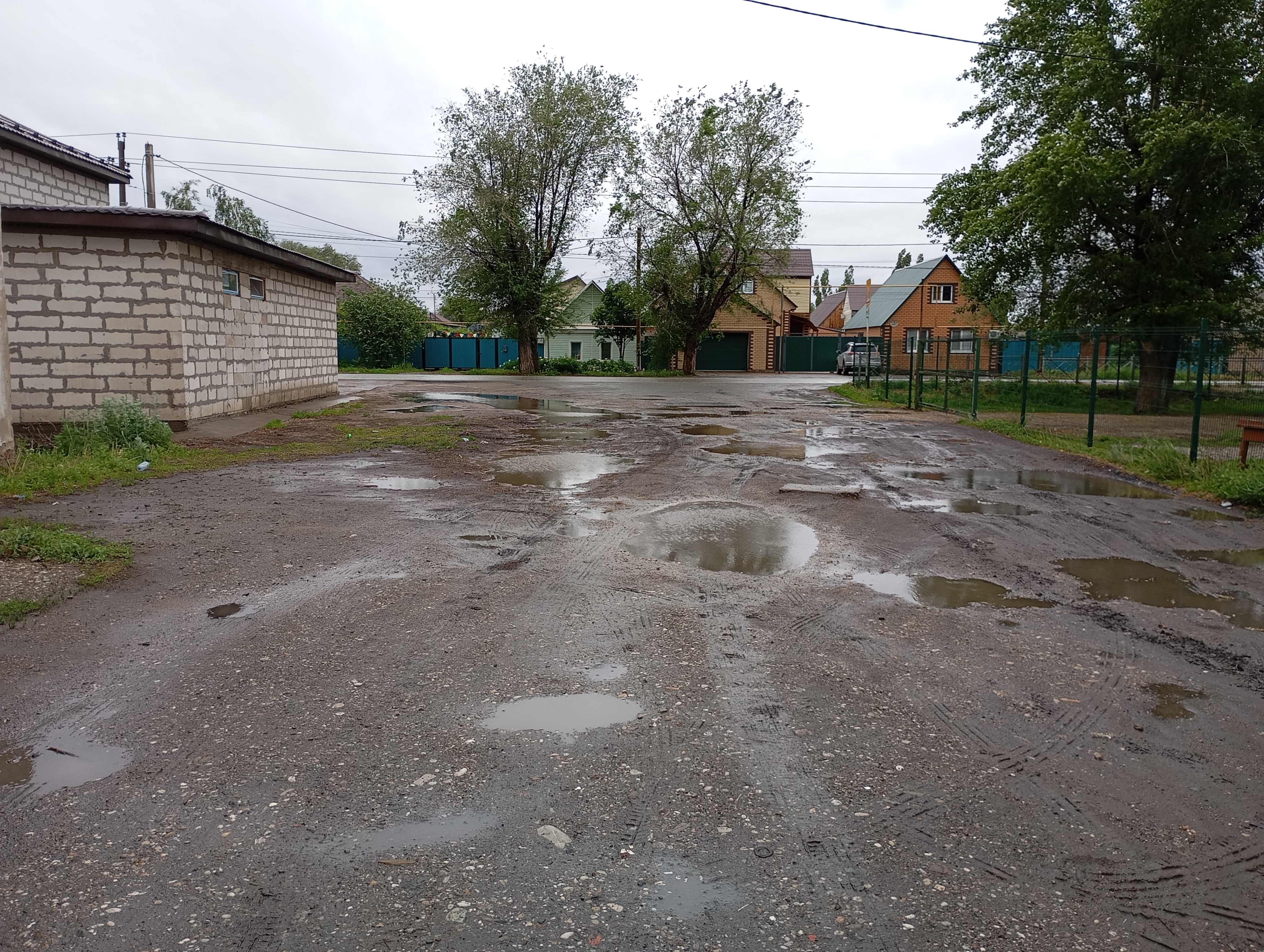 Нежилое здание (склад) с земельным участком