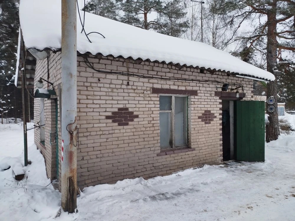 Нежилое здание – Проходная, площадью 23,7 кв.м., с кадастровым номером 53:05:0010208:32, и земельный участок площадью 152 кв.м. с кадастровым номером 53:05:0000000:3335