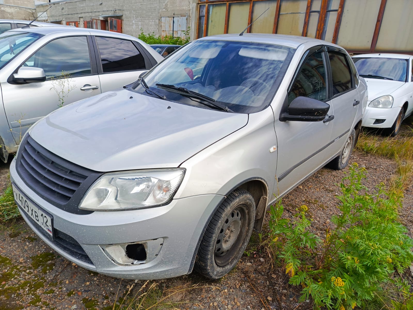 Легковой автомобиль LADA 219010 LADA GRANTA ; 2018г.в.; г/н У409ХВ12; VIN XTA219010J0526870,  противотуманные фары отсутствуют, лобовое стекло треснутое
