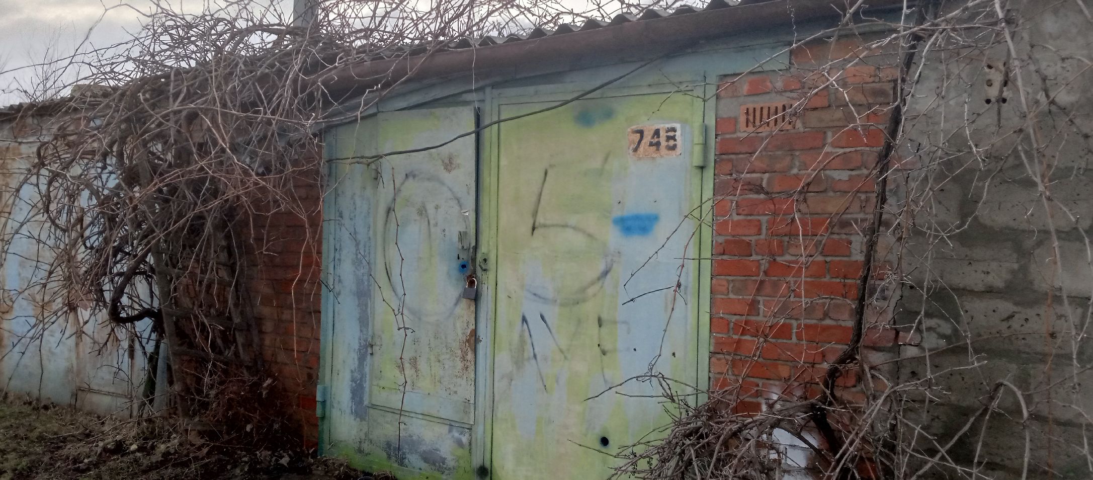 Нежилое здание, гараж площадью 31,80 кв.м., кадастровый № 61:48:0030404:3575, гаражный бокс имеет кирпичную кладку по фасаду, металлические ворота, крыша строения из шифера, должник Амирова А.М., (Поручение ТУ Росимущества в РО от 23.06.2026 № 61-734-У). Адрес (местоположение): Ростовская область, г. Волгодонск, ул. Химиков, д. 19а, гаражный бокс № 748.