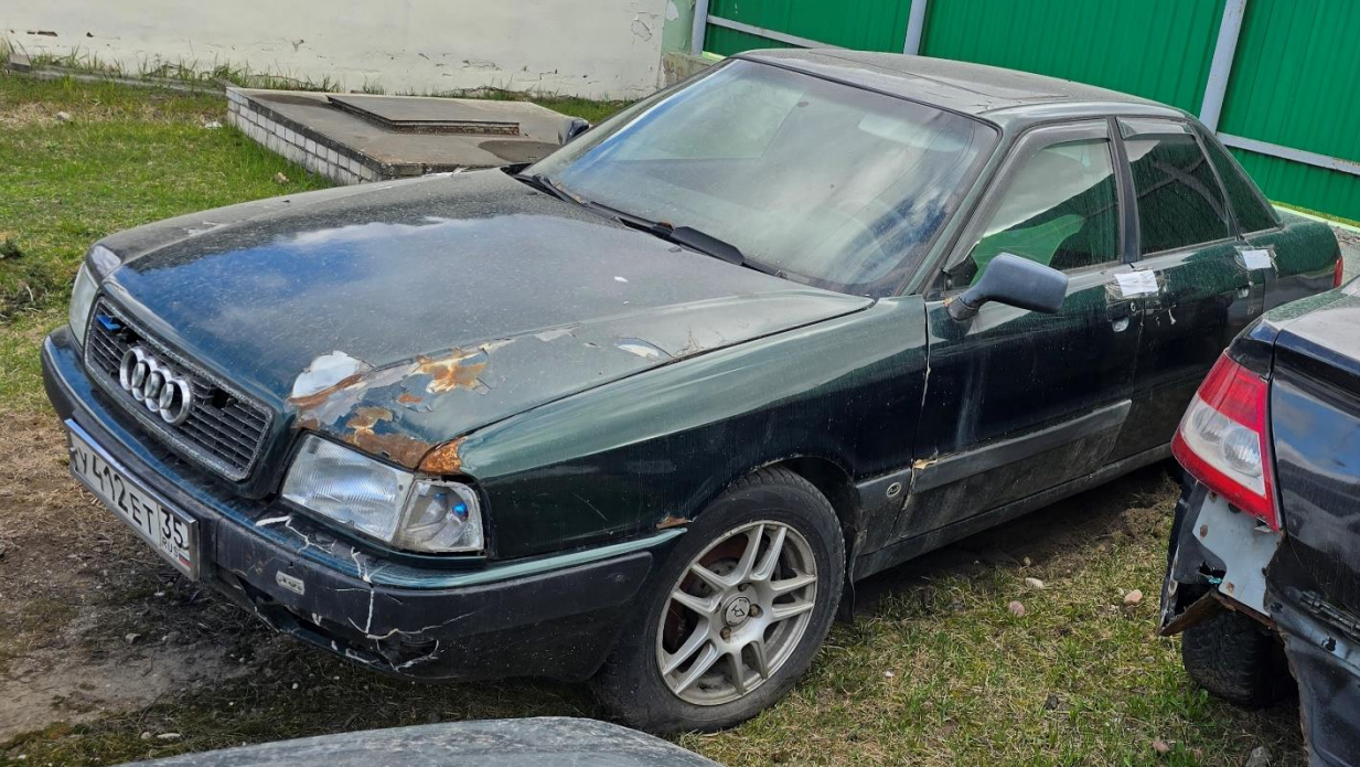Автомобиль Ауди 80, ГРЗ У412ЕТ35, есть ключи, передний бампер расколот, по всему корпусу коррозия, 1989 гв