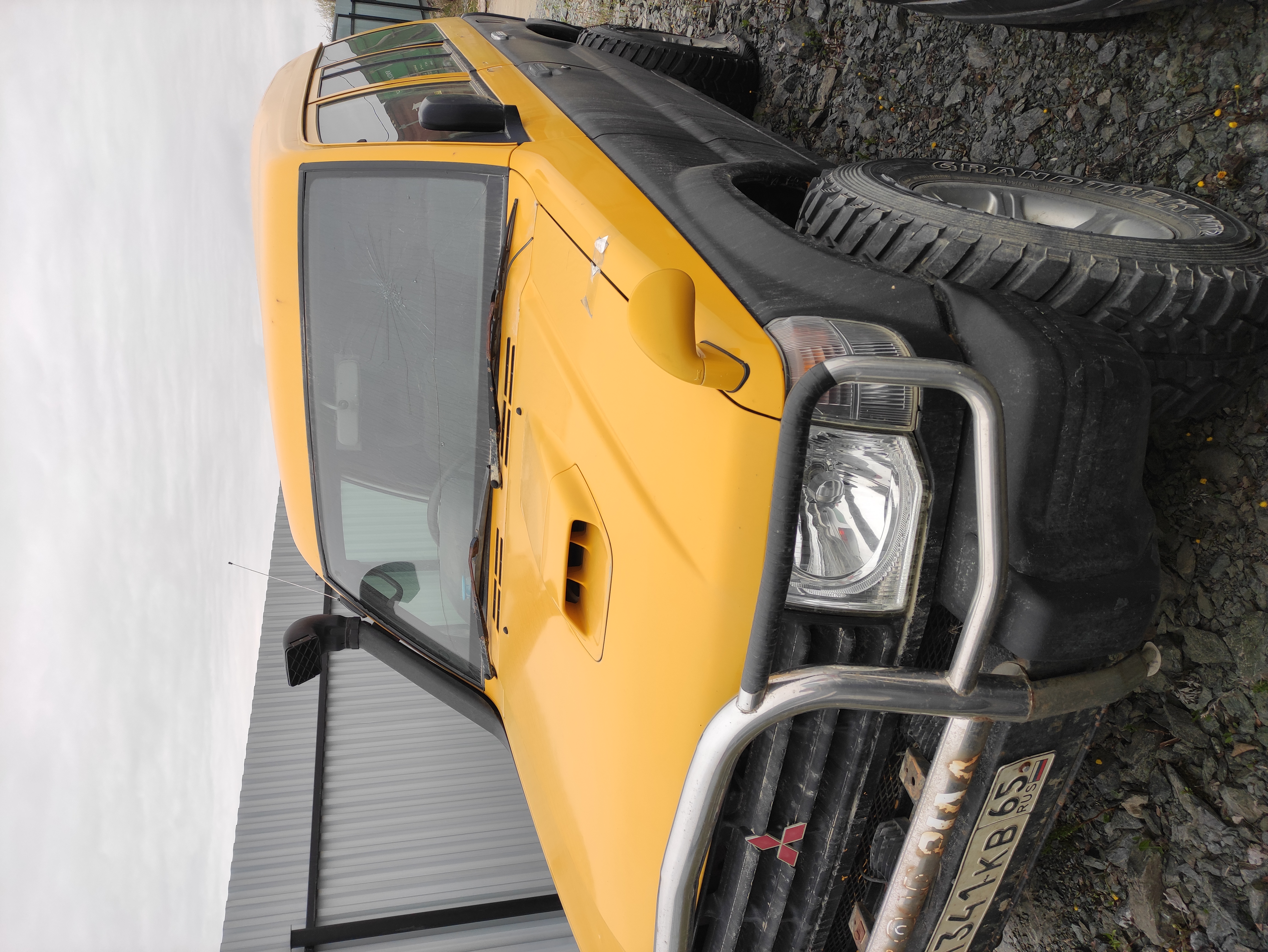 Автомобиль марки “Mitsubishi Pajero” государственный номер М 341 КВ 65