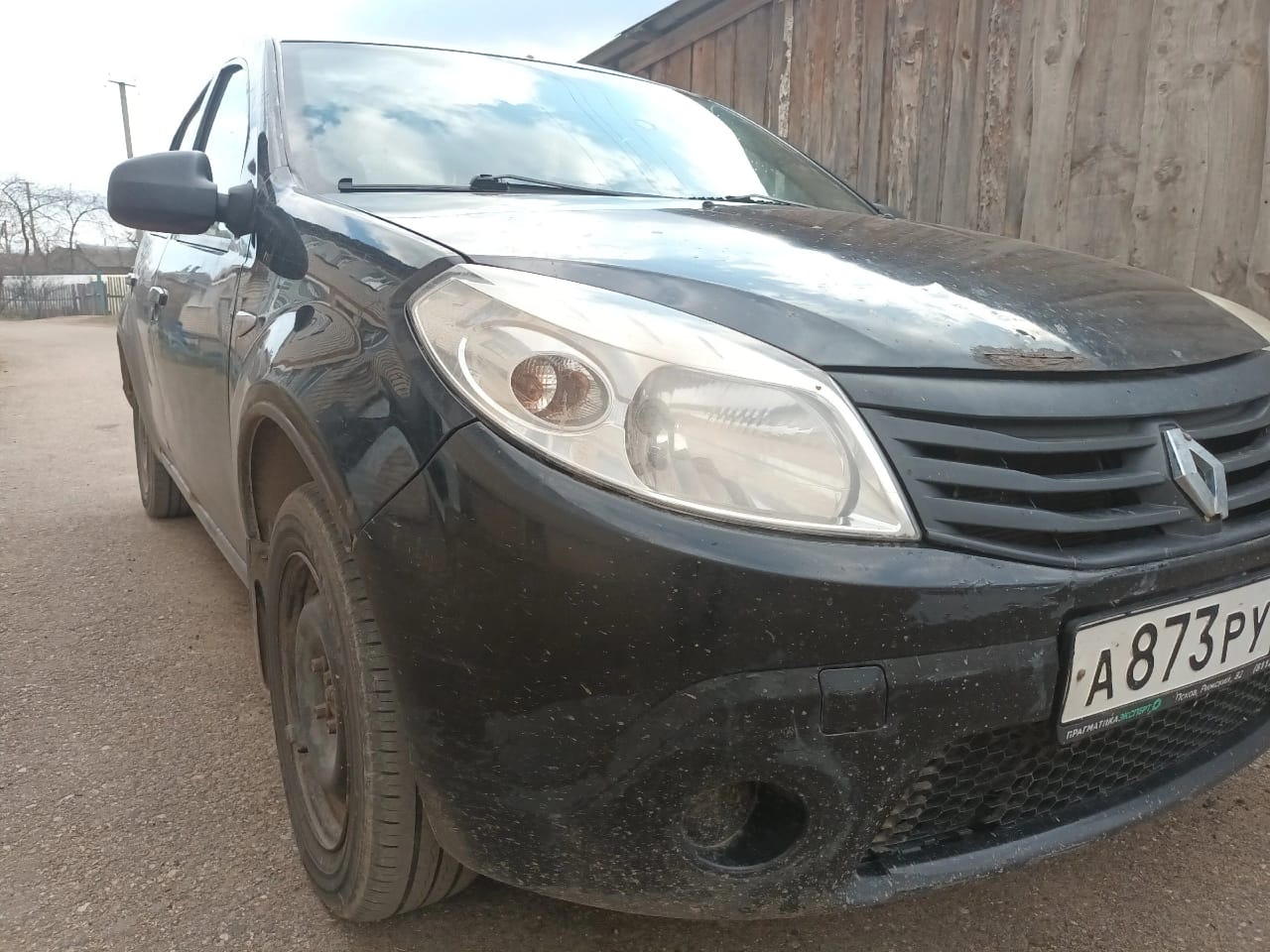 Лот № 1 (вторичные). Автомобиль Renault Sandero, 2011 года выпуска, государственный номер А873РУ60, идентификационный номер (VIN) X7LBSRC2HBH414327, незначительные царапины и следы коррозии по всей поверхности транспортного средства. Местонахождение: Псковская обл., Новоржевский р-н, г. Новоржев, ул. Псковская, д. 10. Основание для реализации на торгах - постановление судебного пристава-исполнителя о передаче на реализацию на торгах. Должник (собственник) – Милов В.А.