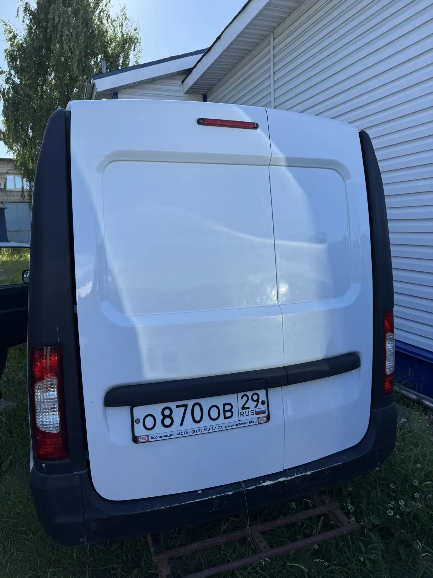 Транспортное средство NV21OH, 2023 года выпуска, цвет - белый, VIN Z8XNV210HP1000155, государственный номер О870ОВ29. Состояние ТС: вмятина на капоте, следы коррозии под стеклом и на передней части капота, сколы под капотом и на лобовом стекле, трещина на левой фаре. (на стоимость сложившуюся по итогам аукциона, будет начислен НДС 22%)