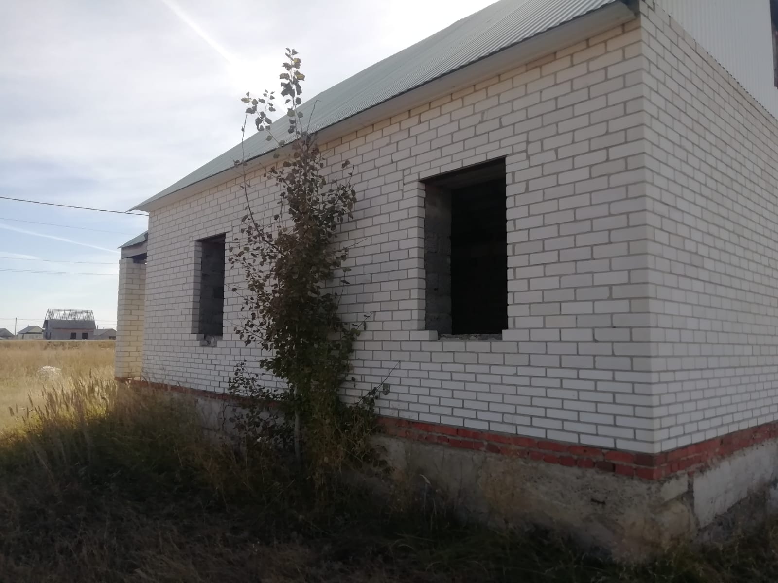 Жилое здание, площадью 52,2 кв.м., 1-этажное, 2013 года, кадастровый номер 02:50:110402:1371, и земельный участок, площадью 1324 кв.м., кадастровый номер 02:50:110402:127, категория земель: земли населенных пунктов, вид разрешенного использования: жилищное строительство
