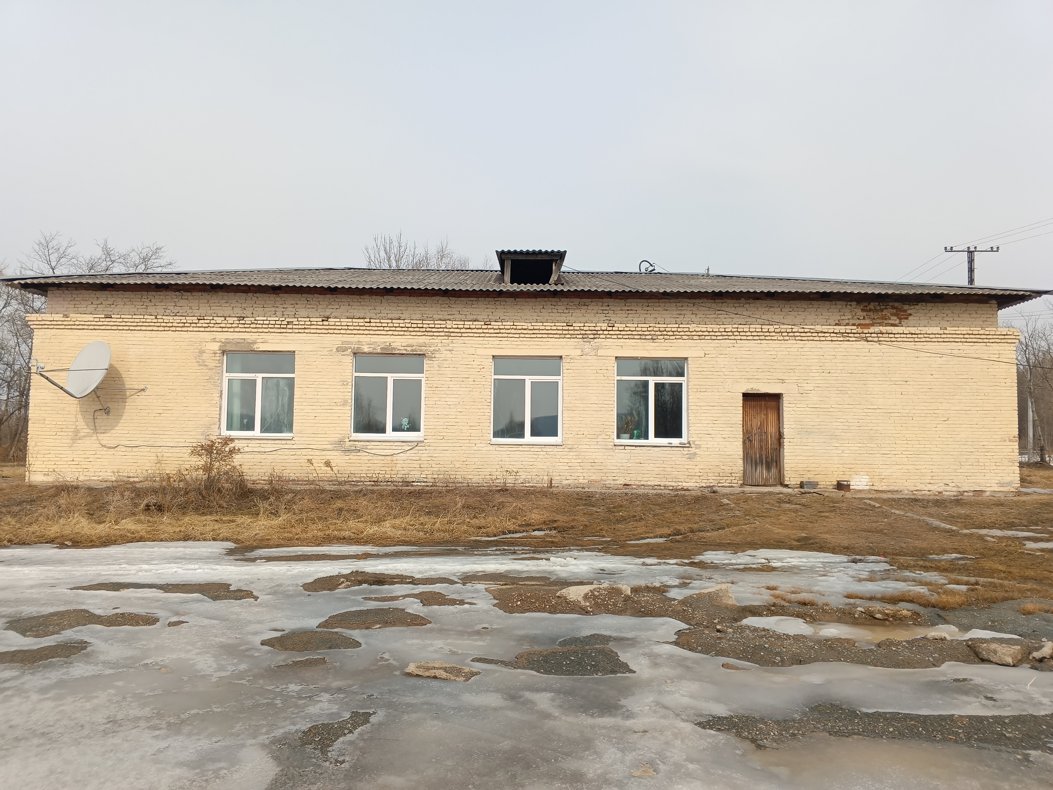 Нежилое здание с кадастровым номером 27:03:0010410:67, площадью 211,4 кв.м. вместе с земельным участком с кадастровым номером: 27:03:0010412:220, площадью 3631,0 кв.м.