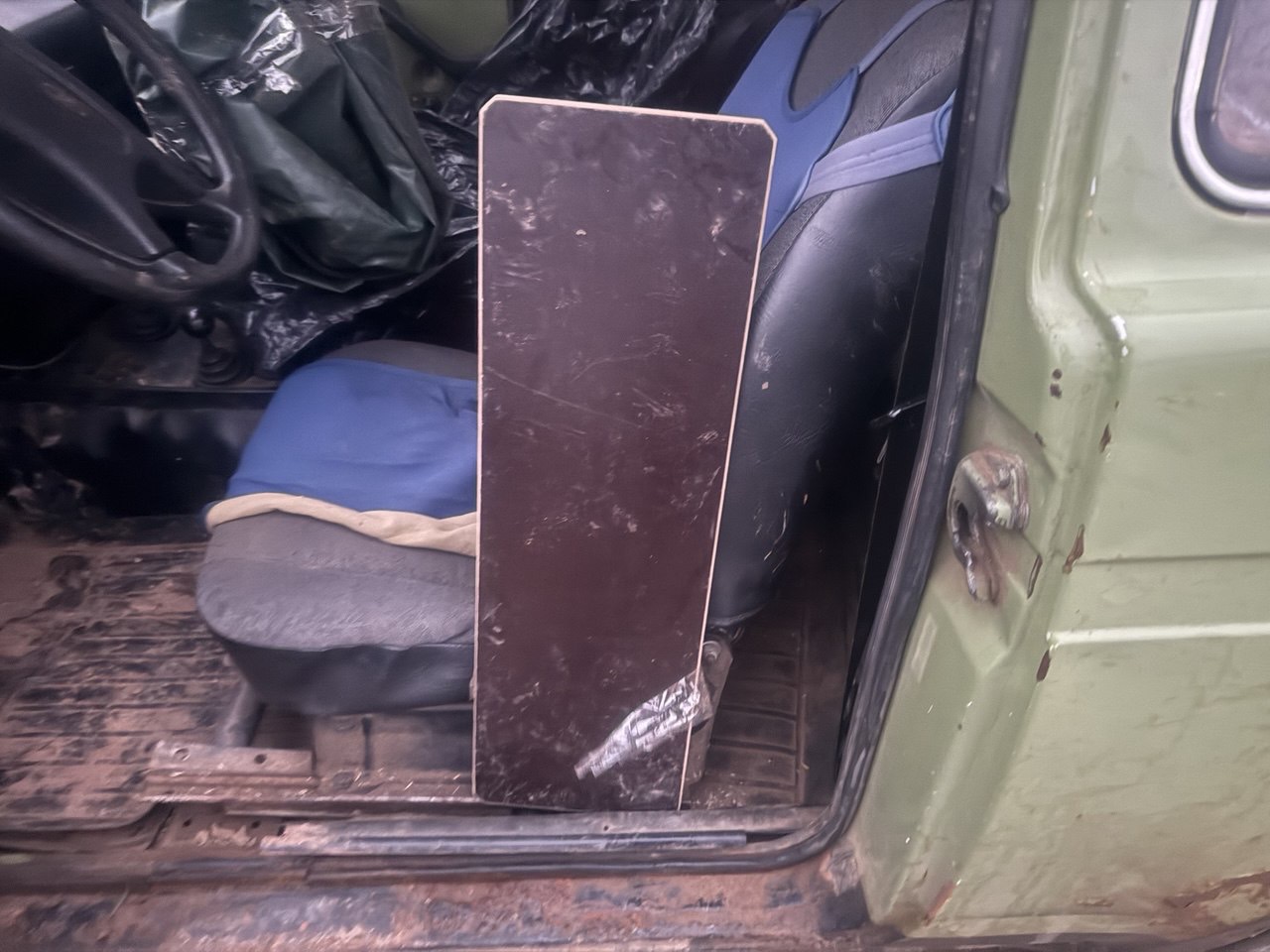 Надувная лодка марки Аргонавт (в кол-ве 1 шт.), лодочное весло (в кол-ве 2 шт.), деревянная лавка (в кол-ве 1 шт.) ножной воздушный насос (в кол-ве 1 шт.) спасательный жилет оранжевого цвета (в кол-ве 1 шт.)