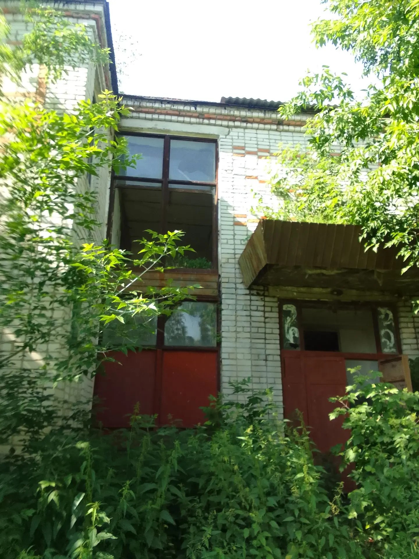 нежилое здание, назначение: нежилое здание, назначение: нежилое, 3-этажное, общей площадью 2630,6 кв.м., инвентарный номер 4707, 1982 года постройки, с кадастровым номером 21:18:090302:363 и земельный участок, площадью 2044,0 кв.м., с кадастровым номером 21:18:090302:659, категория земель: земли населенных пунктов, разрешенное использование: общественное управление, расположенные по адресу: Чувашская Республика, Порецкий муниципальный округ, с. Сыреси, ул. Октябрьская, д. 72