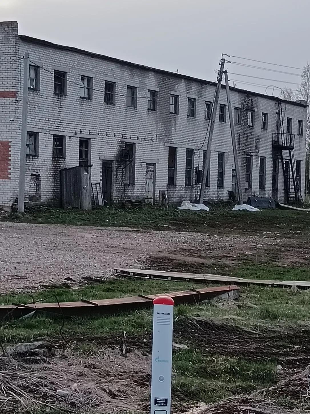 нежилое здание с земельным участком по адресу: Ярославская область, Первомайский муниципальный округ, территория Погорелка, здание 1