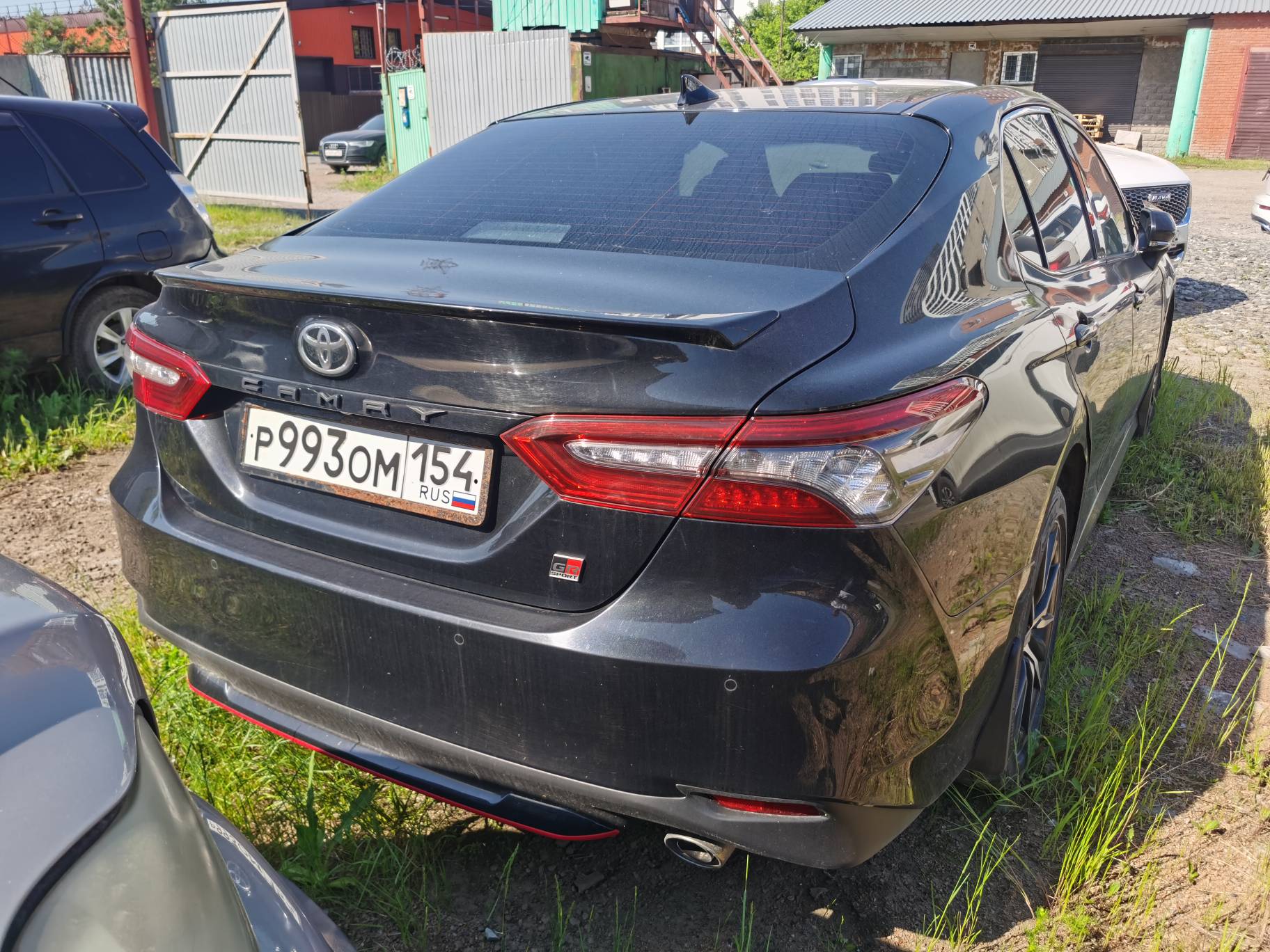 Легковой автомобиль Toyota Camry, 2021 г.в., г/н Р993ОМ154, VIN: XW7B13HK40S187477, цвет черный. Наложено обременение на основании определения Железнодорожного районного суда г. Новосибирска от 28.10.2025 (залог)