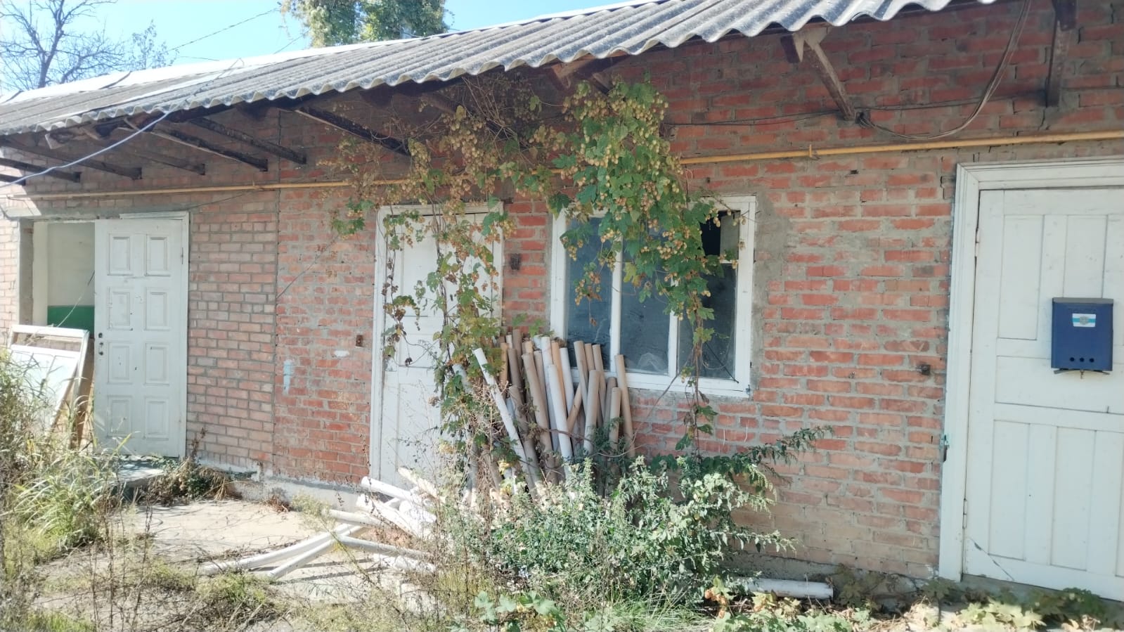 Нежилое здание (административное здание), Ставропольский край, Георгиевский район, станица Незлобная. улица Советская, 215 с одновременным отчуждением земельного участка