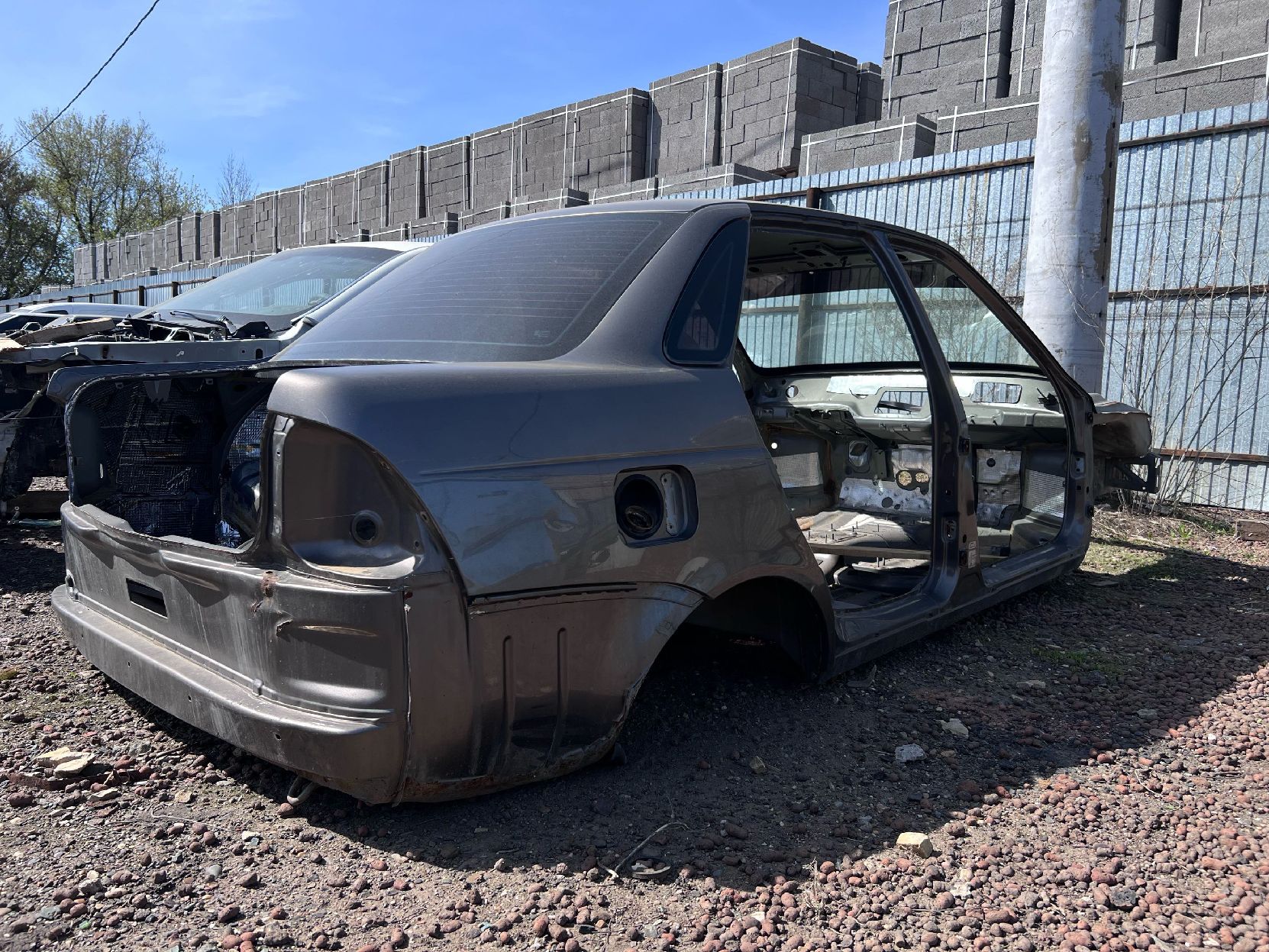 Автомобиль Лада Приора, г/н А 647 ТХ 156, VIN XTA217050J0557264. От автомобиля остался только кузов, все комплектующие отсутствуют. Без колес, без дверей, отсутствует крышка багажника