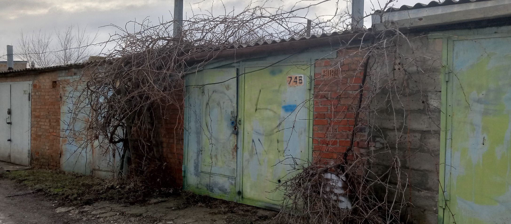 Нежилое здание, гараж площадью 31,80 кв.м., кадастровый № 61:48:0030404:3575, гаражный бокс имеет кирпичную кладку по фасаду, металлические ворота, крыша строения из шифера, должник Амирова А.М., (Поручение ТУ Росимущества в РО от 23.06.2026 № 61-734-У). Адрес (местоположение): Ростовская область, г. Волгодонск, ул. Химиков, д. 19а, гаражный бокс № 748.
