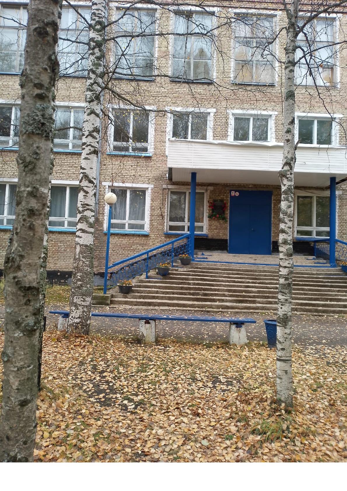 Здание учебного корпуса площадью 2238,8 кв.м.,1966 г.п., вид объекта недвижимости - здание, назначение - нежилое, с земельным участком, площадью 4687 кв.м, категория земель: земли населенных пунктов, разрешенное использование: для обслуживания объектов недвижимости ПЛ № 18, в г. Сосногорск, ул. Гайдара