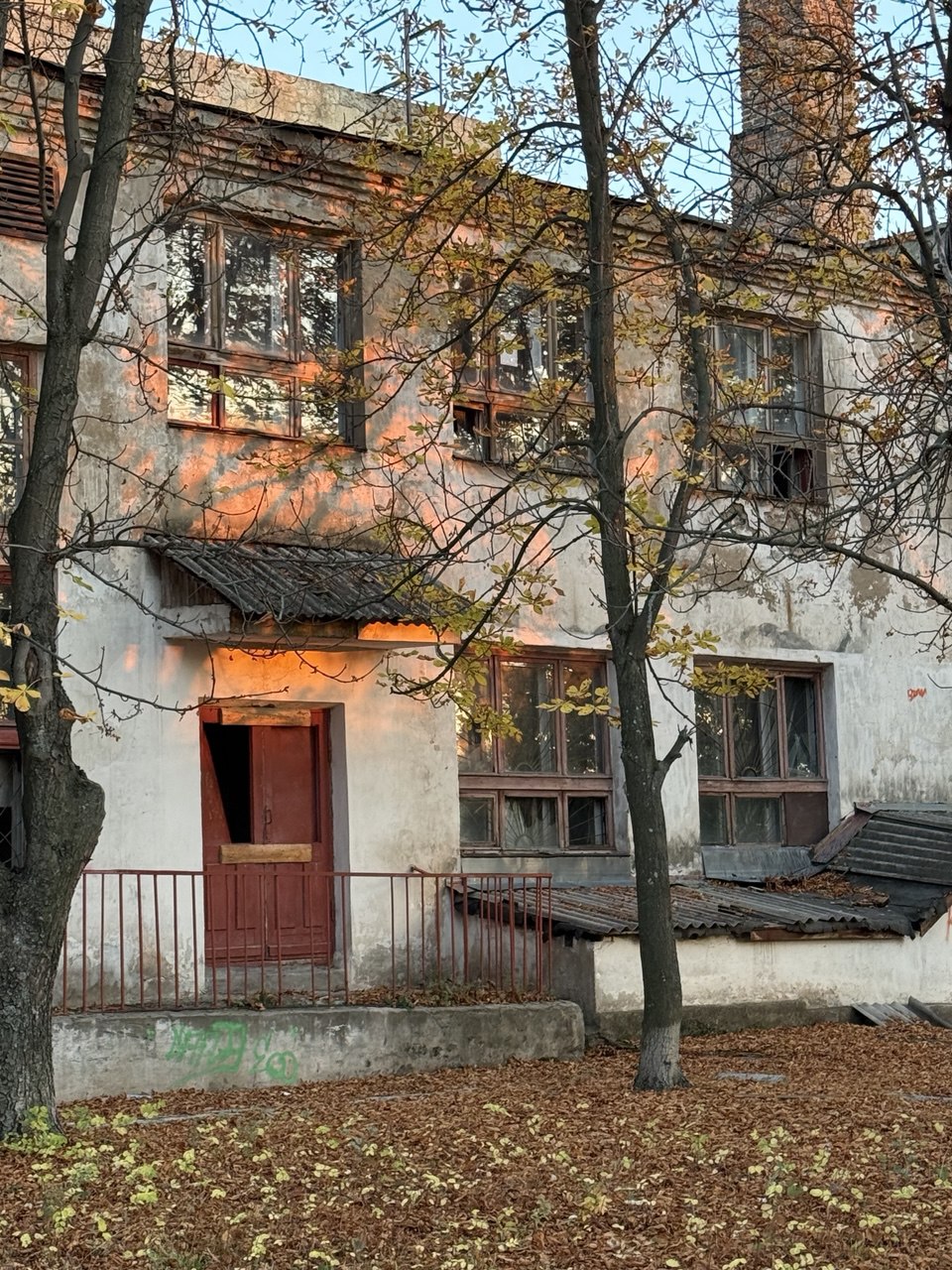 Нежилое здание площадью 1562,7 кв.м. с кадастровым номером 61:50:0010202:48, местоположение: Ростовская область, г. Донецк, пер. Юго-Западное шоссе, д.1, с земельным участком площадью 3114,0 кв.м. с кадастровым номером 61:50:0010202:29, вид разрешенного использования – для размещения клуба «Юбилейный», из земель населенных пунктов, местоположение: установлено относительно ориентира, расположенного в границах участка.Почтовый адрес ориентира: Ростовская обл., г. Донецк, пер. Юго-Западное шоссе,1