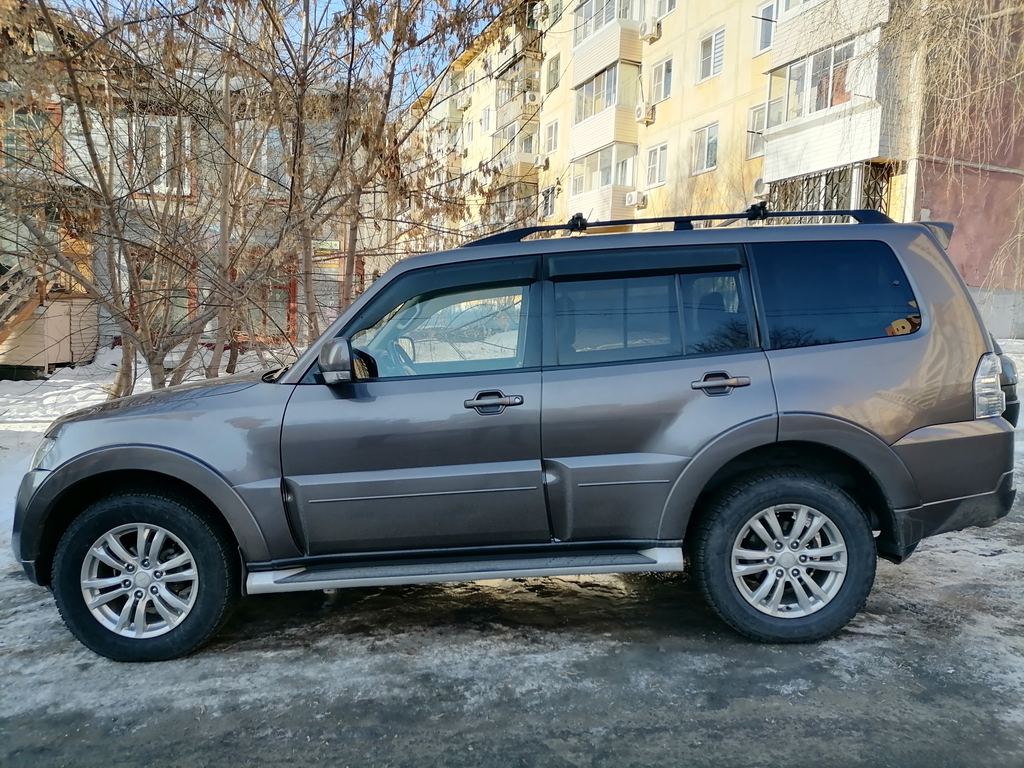 Автомобиль Mitsubishi Pajero LWB, легковой универсал, 2012 года выпуска.