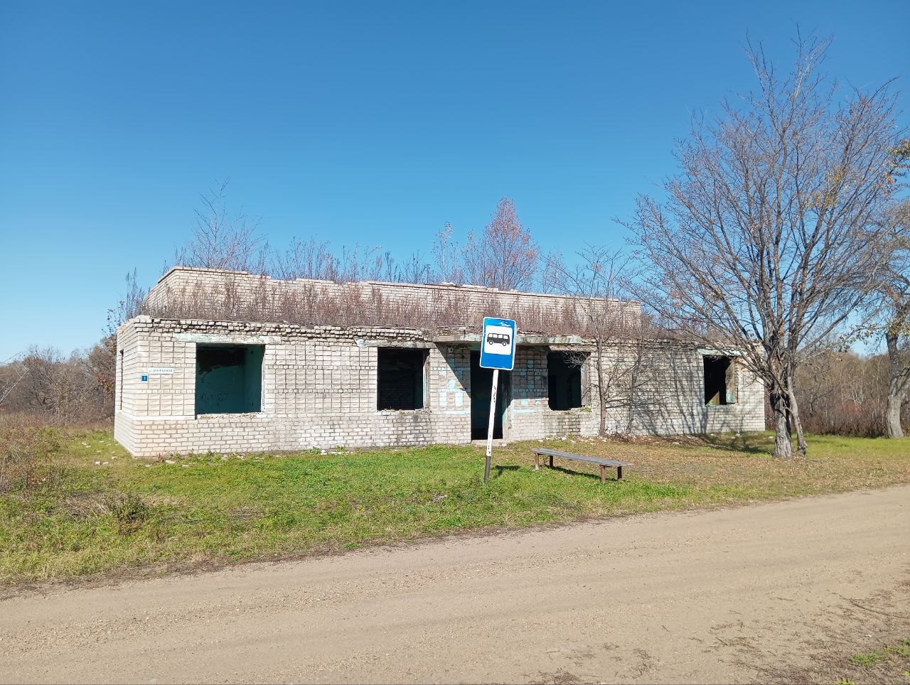 Нежилое здание (сельский клуб) с земельным участком, по адресу: Амурская область, Архаринский мо, с. Красный Исток, ул. Центральная, 1, кадастровый номер 28:08:012002:60, площадь 266,3 кв.м, кадастровый номер земельного участка 28:08:012002:56, площадь земельного участка 913 кв.м