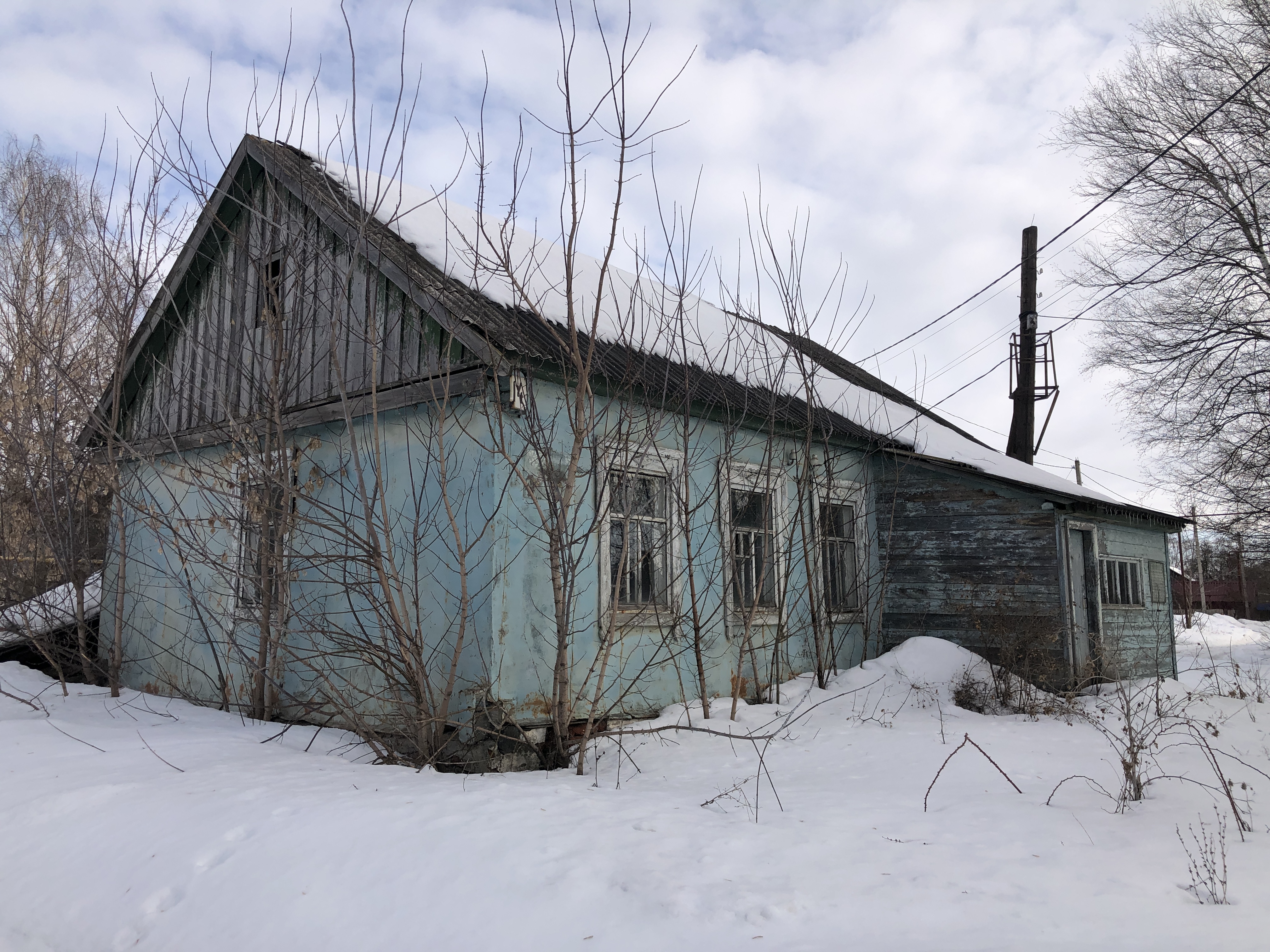 нежилое здание с земельным участком
