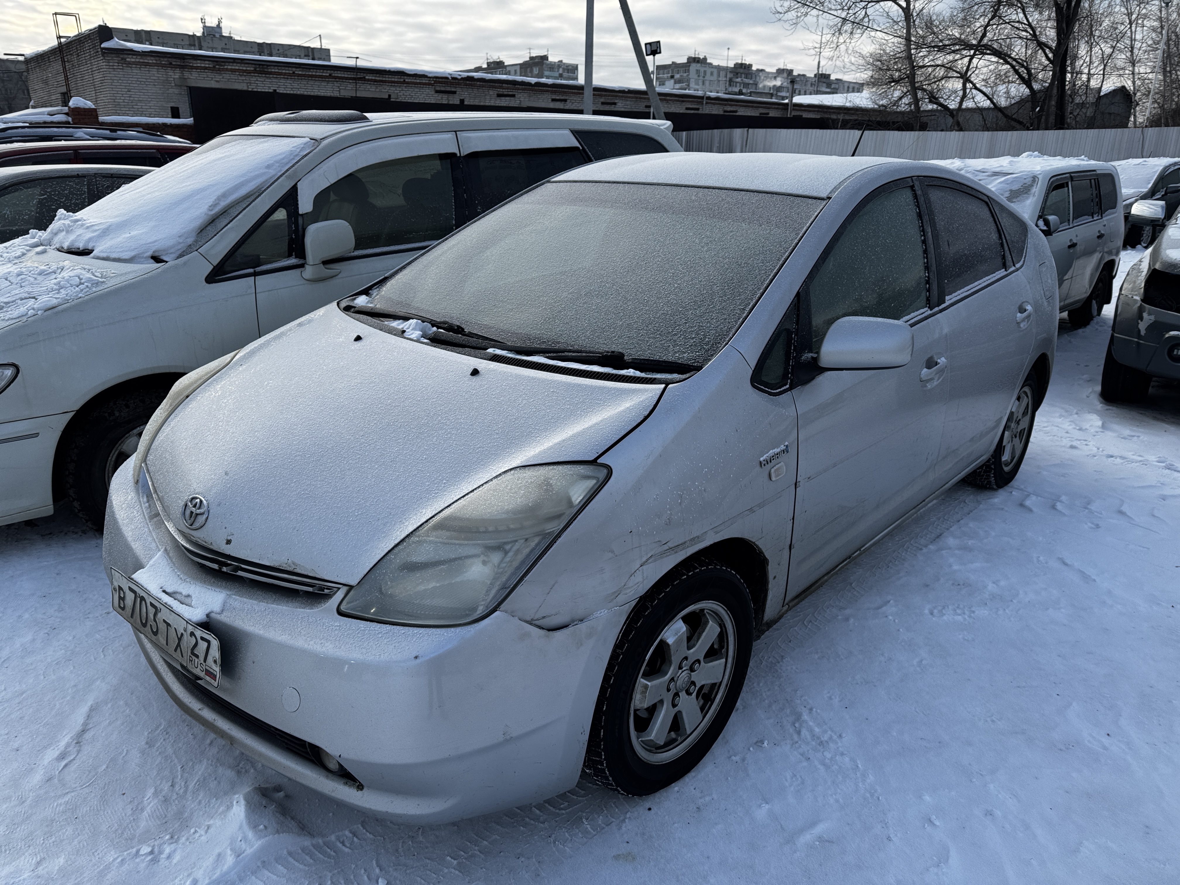 Автомобиль марки Toyota Prius, г/н В703ТХ27 , 2008 г.в., По карточке ТС № кузова NHW207775684 , цвет серый, сломана крышка багажника, царапины слева на заднем бампере, трещины на переднем бампере.
