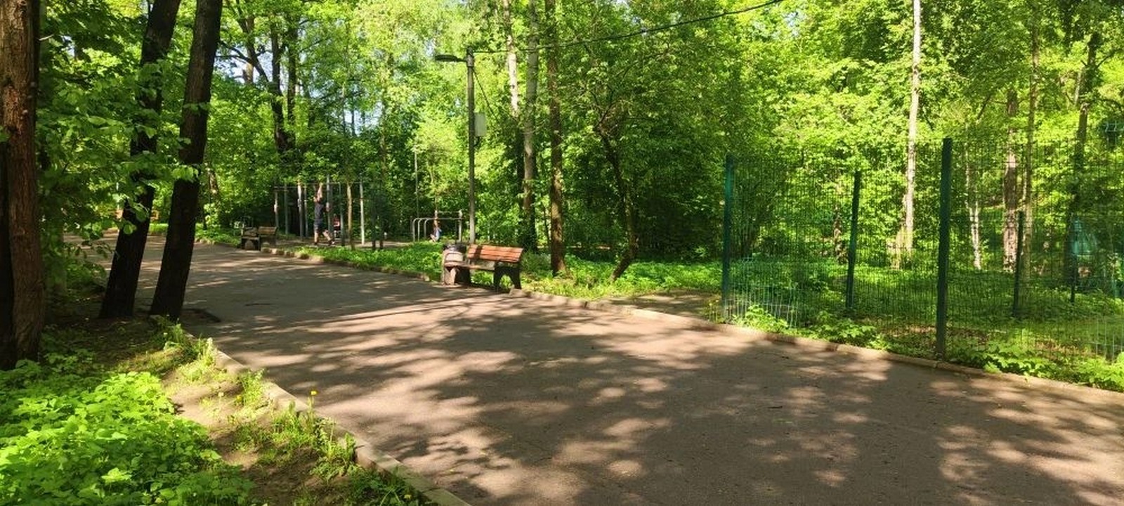Нестационарный торговый объект "Торговый автомат" по адресу: г. Москва, ул. Угличская, вл. 13, основная территория ГАУК г. Москвы ПКиО "Лианозовский", Лианозовский парк, по дороге от здания администрации, в сторону лианозовского заказника, возле шлагбаума (НТО 5), специализация "Зоотовары" площадью 0,7 кв.м