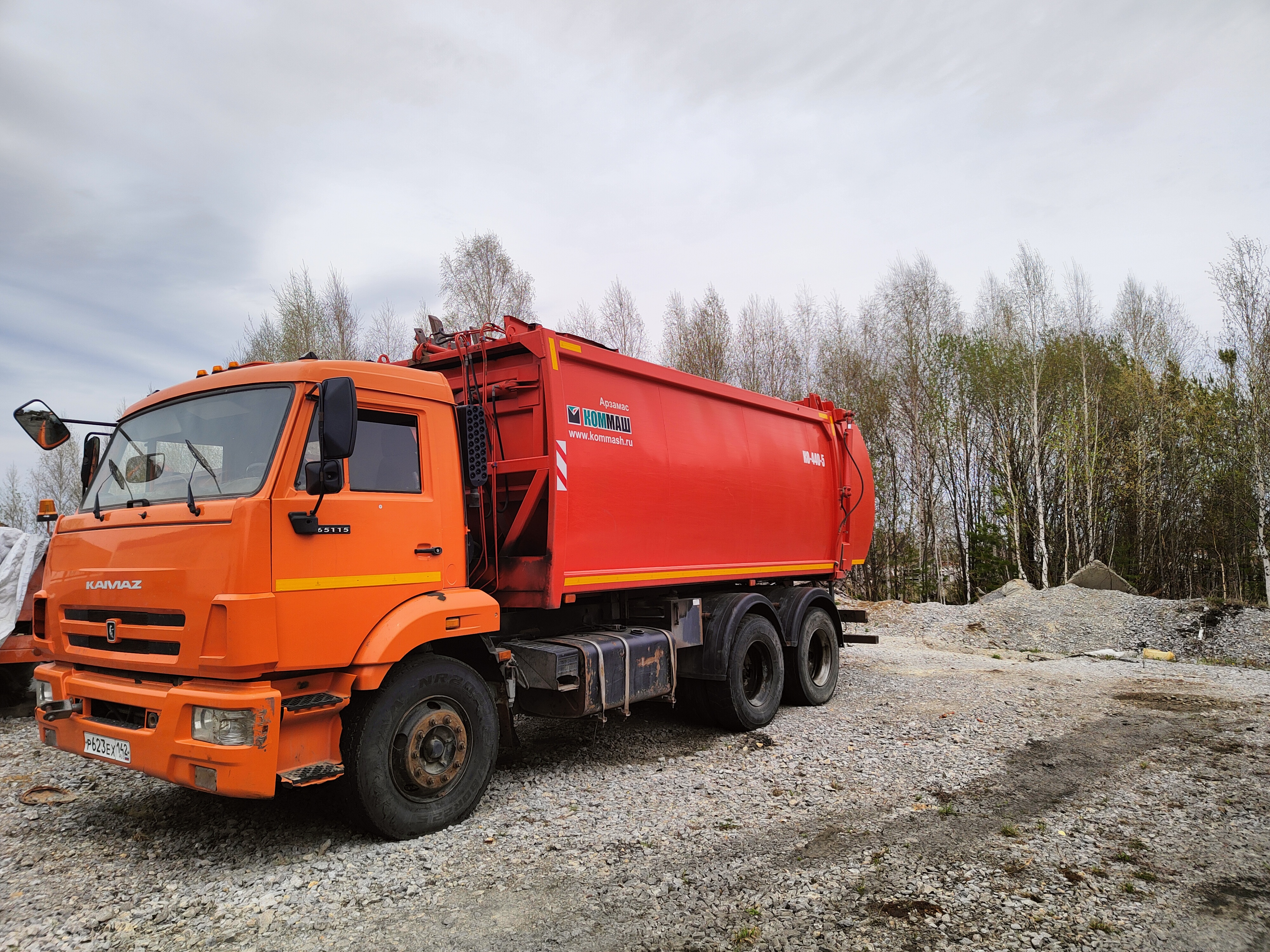 Мусоровоз КО-440-5 Идентификационный номер (VIN) – XVL 483230G0002026; Год изготовления ТС 2016; Модель, № двигателя 740622, G2823892; Шасси (рама) № XTC651154G1345350; Кузов (кабина, прицеп) № 2439860; Цвет кузова (кабины, прицепа) Оранжевый RAL 2009; Тип двигателя дизель, рег. № Р623EX142