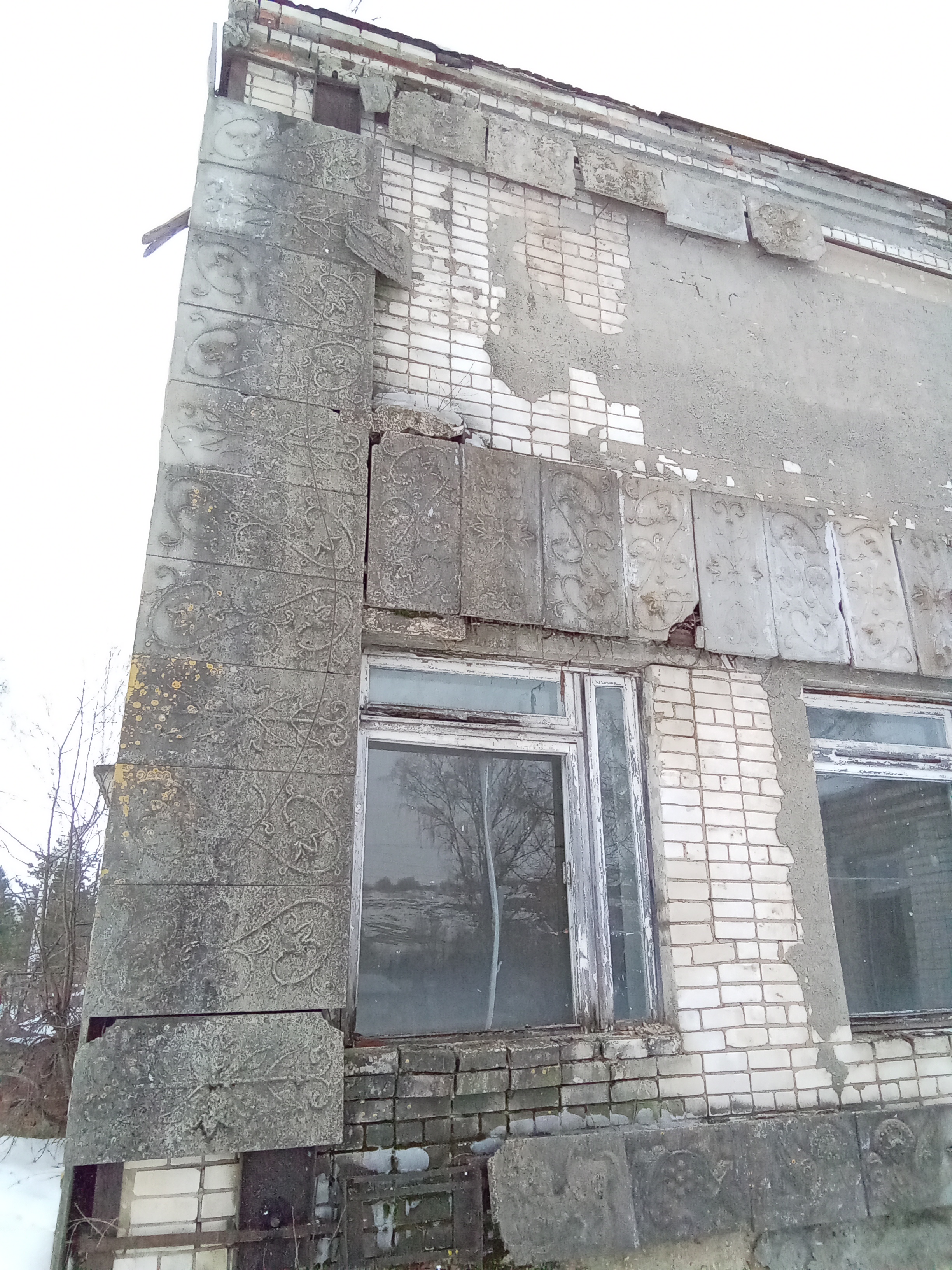 Продажа нежилого здания с земельным участком:-нежилое здание, 1976 года постройки, назначение: нежилое, площадь 537,4 кв.м,кадастровый номер 52:31:0090005:450;- земельный участок, в границах которого расположено вышеуказанное нежилое здание,кадастровый номер 52:31:0090005:207,площадь 4129 кв.м,категория земель:земли населённых пунктов,вид разрешенного использования: под административным зданием,адрес: Нижегородская обл.,Большемурашкинский р-н, с. Рождествено, ул. Набережная д.11