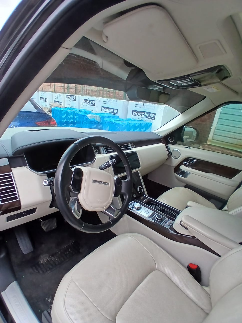 Легковой автомобиль LAND ROVER RANGE ROVER, 2020 года выпуска, идентификационный номер (VIN): SALGA3BE0LA598071, № кузова (прицепа): SALGA3BE0LA598071, шасси (рамы): отсутствует, № двигателя: 19120221303, мощность двигателя: 564,2 л.с., 415 кВт, объем двигателя: 4999 куб. см, цвет: красный черный, гос. номер С586СС197