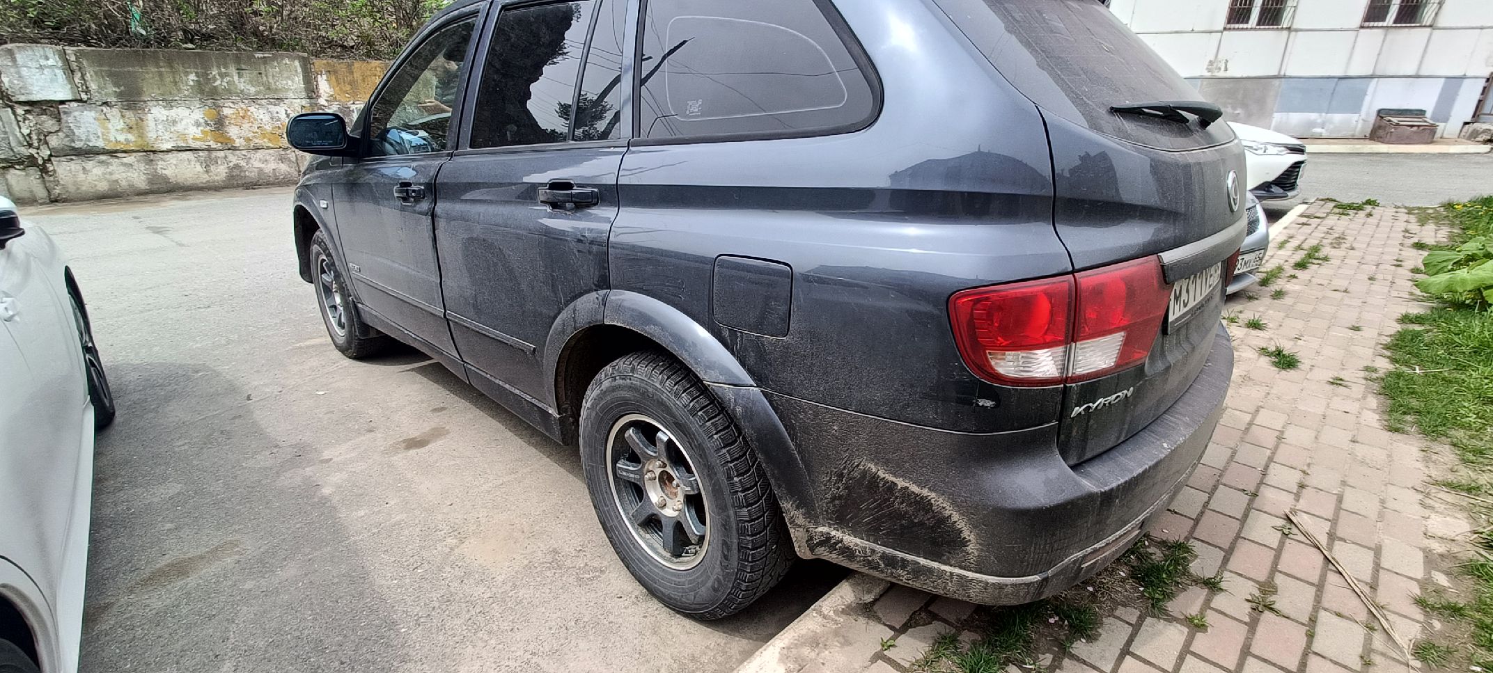 автомобиль SsaygYong Kyron, г/в 2012, г/н М311УЕ65, цвет серый, VIN Z8US0A16SC0028226. Место нахождения: Сахалинская область, г. Холмск, ул. Молодежная 23. Должник: Тилавалдиев С.Л. Обременение: арест.