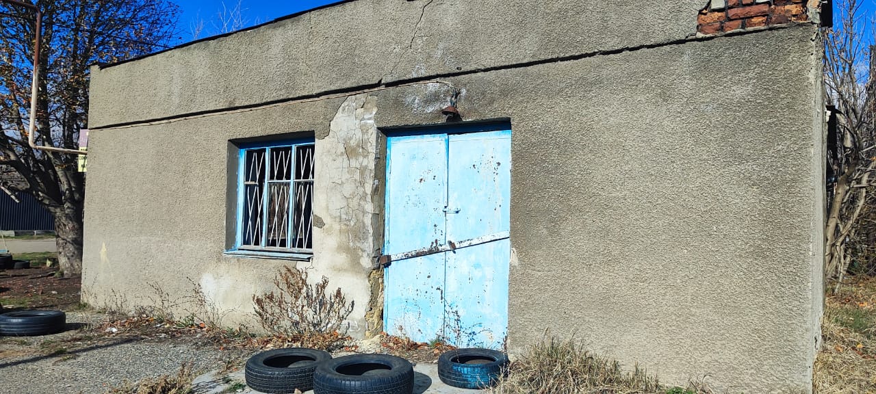 Нежилое здание, магазин, площадью 129,4 кв.м., этаж 1, кадастровый номер: 26:11:021004:76, по адресу: Ставропольский край, Шпаковский район, город Михайловск, улица Лазурная, 9/3, Земельный участок, площадью 698 кв.м, кадастровый номер: 26:11:021004:110, по адресу: Ставропольский край, Шпаковский район, город Михайловск, улица Лазурная, 9/3, назначение: земли населенных пунктов, вид разрешенного использования: магазины.