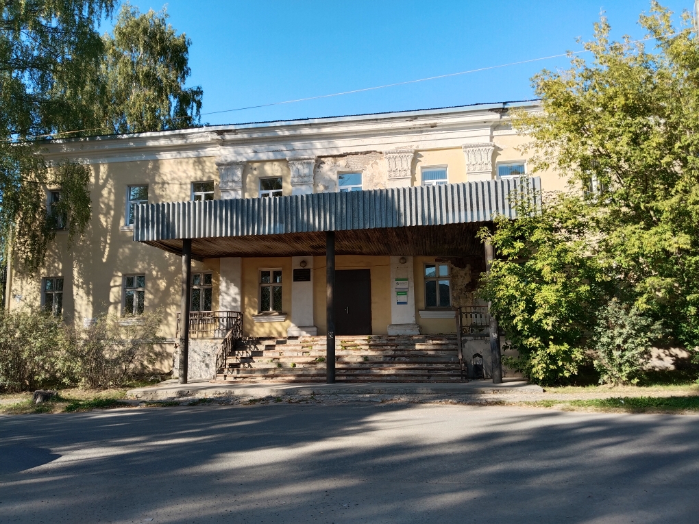 Нежилое помещение № 16 площадью 76,8 кв., расположенное в здании по адресу: Вологодская область, р-н Кадуйский, рп Кадуй, ул. Мира, д. 40