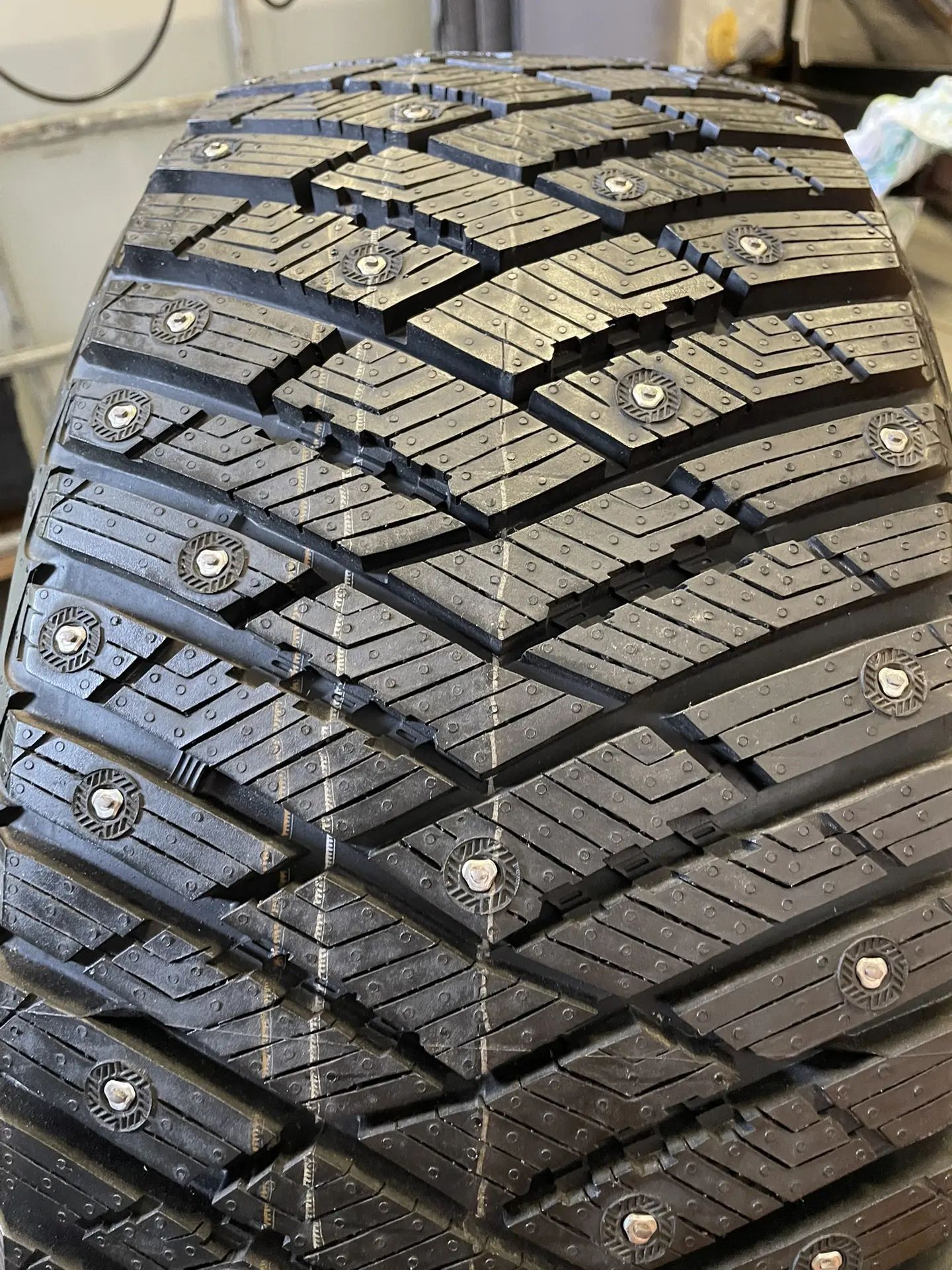 Автомобильная зимняя шина GoodYear Ultra grip ice arctic 235/50 R17