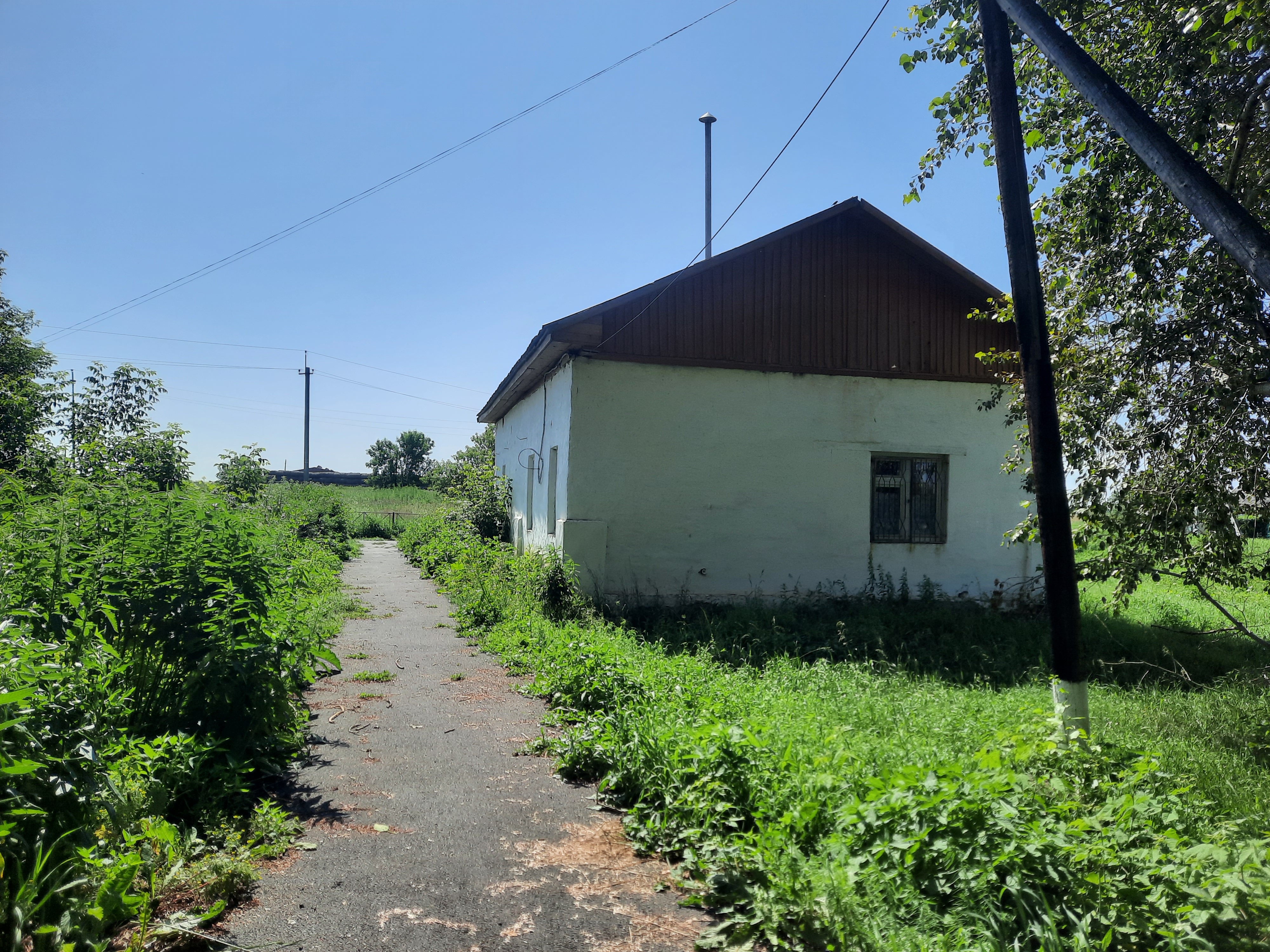 Лот № 2. ФАП, назначение: нежилое здание, количество этажей:1, площадь 79,5 кв.м., кадастровый номер: 72:10:1001001:652, с земельным участком кадастровый номер 72:10:1001001:18, расположенный по адресу: Тюменская область, Ишимский район, с. Равнец, ул. Школьная, д.2