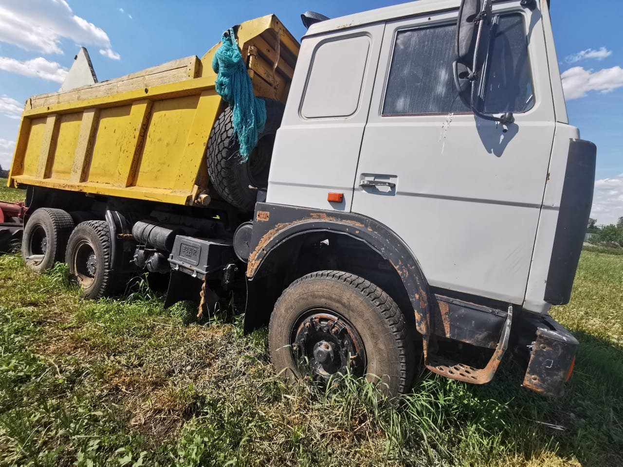 МАЗ 5516-030, 2002 г.в., гос. номер О074ЕР68, цвет кузова - белый, цвет прицепа - оранжевый, VIN Y3M55160020004736