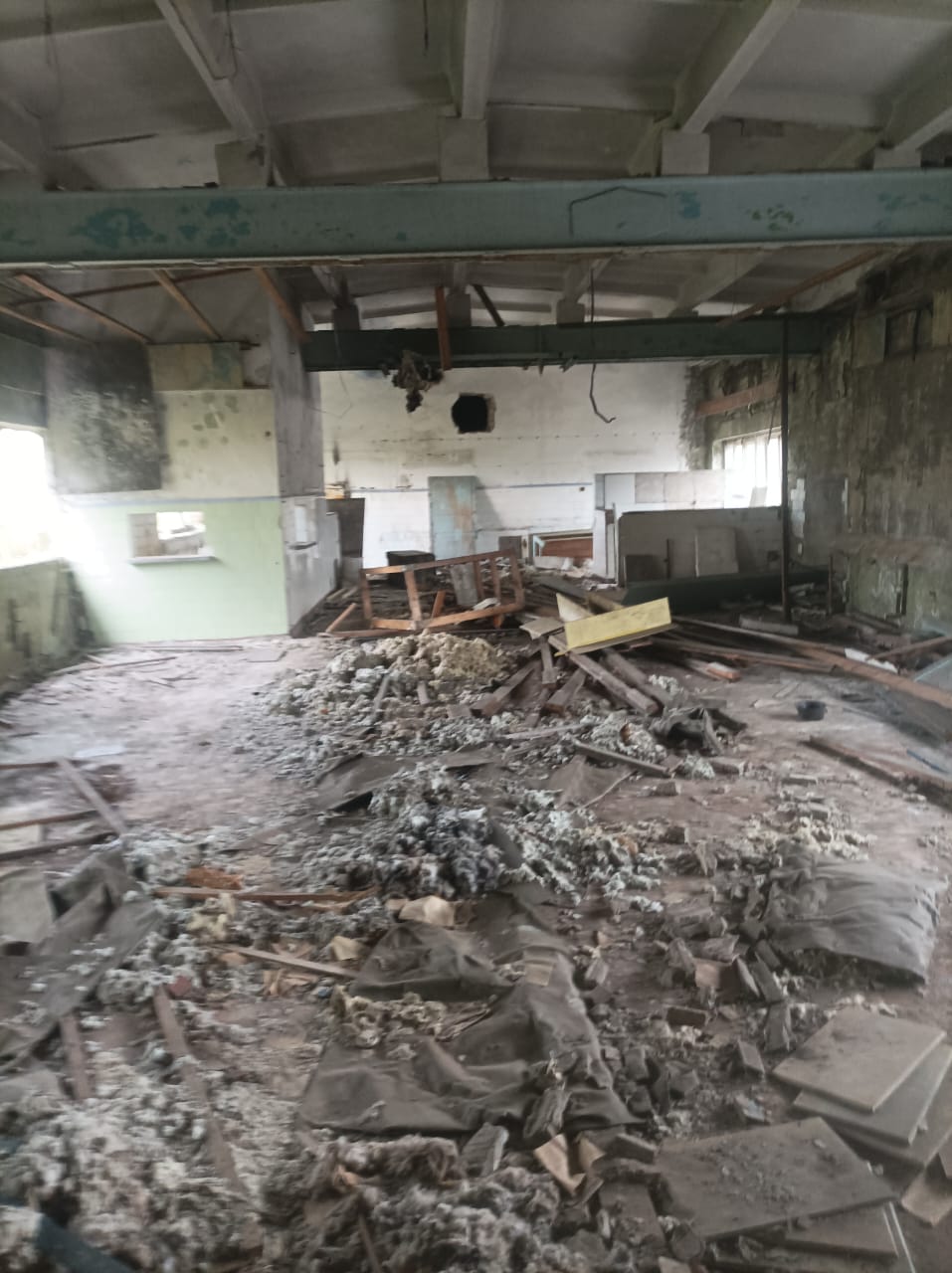 Административно - производственное здание, общая площадь 9637,1 кв.м., ул. Советская, д.104: Здание котельной - 969,8 кв.м. Здание тарного цеха - 208 кв.м. Здание авто - весовой и транспортной конторы - 55,5 кв.м. Здание проходной - 32,7 кв.м. Здание мазутной - 69,9 кв.м. Здание мастерской - 429,5 кв.м. Здание склада - 266,5 кв.м. Скважина - 2,7 кв.м. Скважина - 6,0 кв.м. Земельный участок - 22177,0 кв.м.