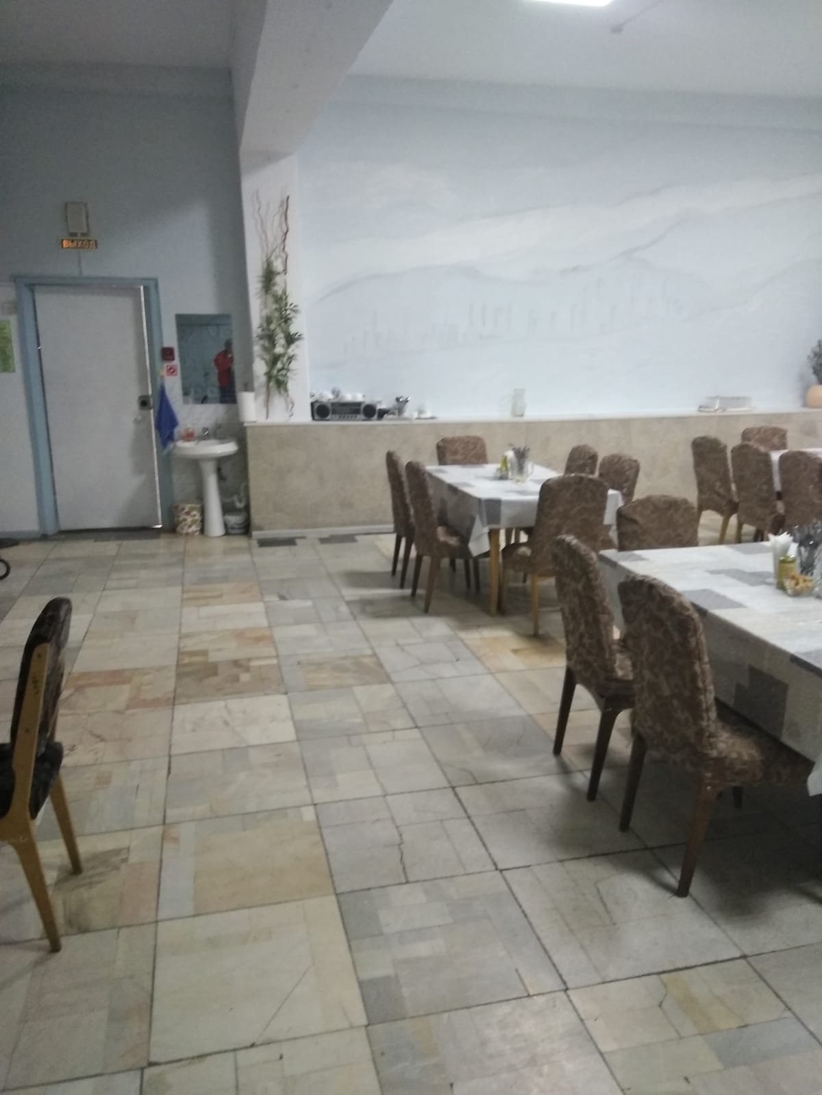 Нежилое помещение площадью 74,0 кв.м, расположенное на 2 этаже здания ОП «ДК «Содружество» по адресу: г. Кемерово, ул. Новогодняя, 15А, закрепленное на праве оперативного управления за МАУ «ДРКУ». Целевое назначение: размещение кафе. Режим использования: понедельник - пятница с 12:00 до 14:00; 2 дня в неделю по 2 часа (на банкетные мероприятия).