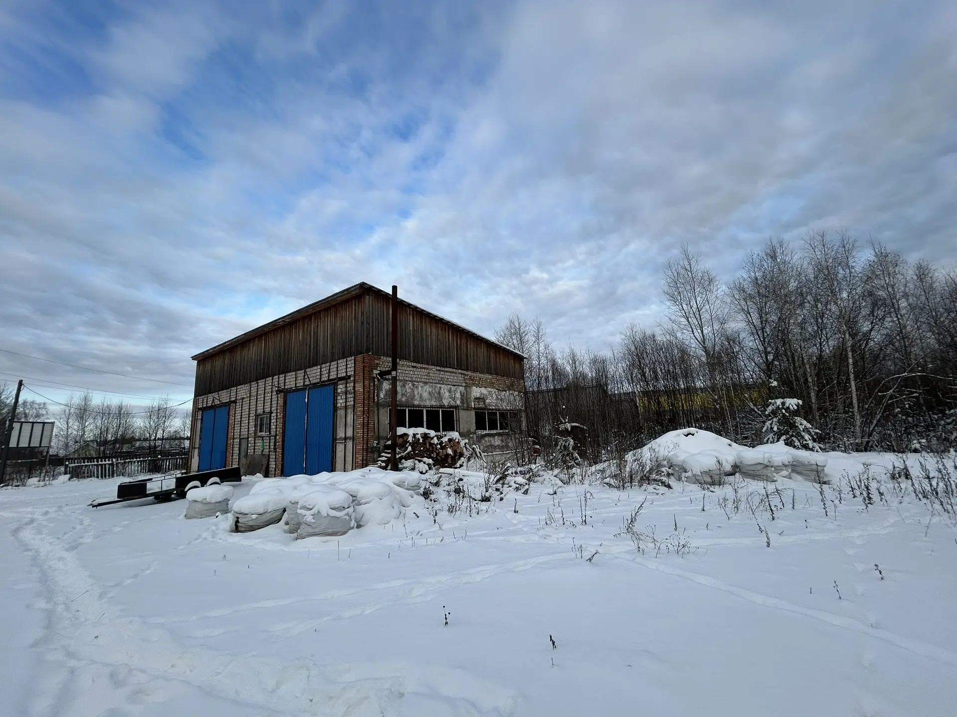 (повторные торги) Нежилое здание (гаражный бокс 2), площадью 75 кв.м., кад. №24:52:0010313:285; нежилое здание (гаражный бокс 1), площадью 75 кв.м., кад. №24:52:0010313:284; земельный участок, площадью 300-/+6 кв.м., кад. №24:52:0010313:93, расположенные по адресу: Красноярский край, г. Лесосибирск, ул. Енисейская, 2 Д, бокс 1, бокс 2. Должник Поздняков А.Г. Обременения: Арест, запреты судебного пристава исполнителя на рег. действия. Начальная цена продажи 3314150,00 руб. Задаток 498000,00 руб.
