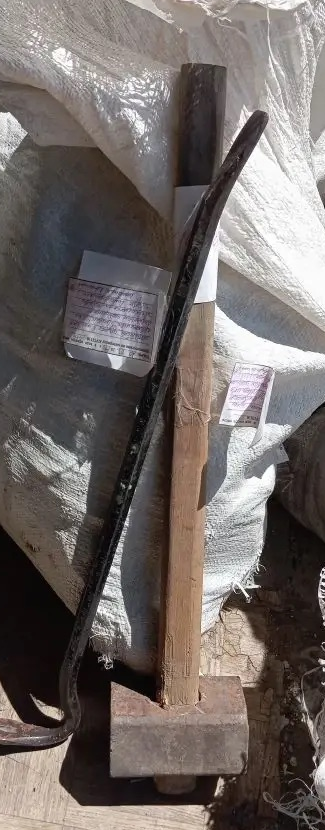 Инструменты (Кувалда с деревянной ручкой Монтировка из металласеребристого цвета), телевизор