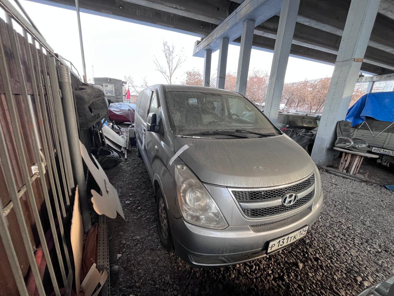Легковой автомобиль HYUNDAI Grand Starex, 2011г.в., г/н P131TK124, VIN KMJWA37JBBU325018, номер кузова KMJWA37JBBU325018, номер двигателя F765306, цвет серый. Начальная цена продажи 1 327 000 руб. Задаток 199100 руб.