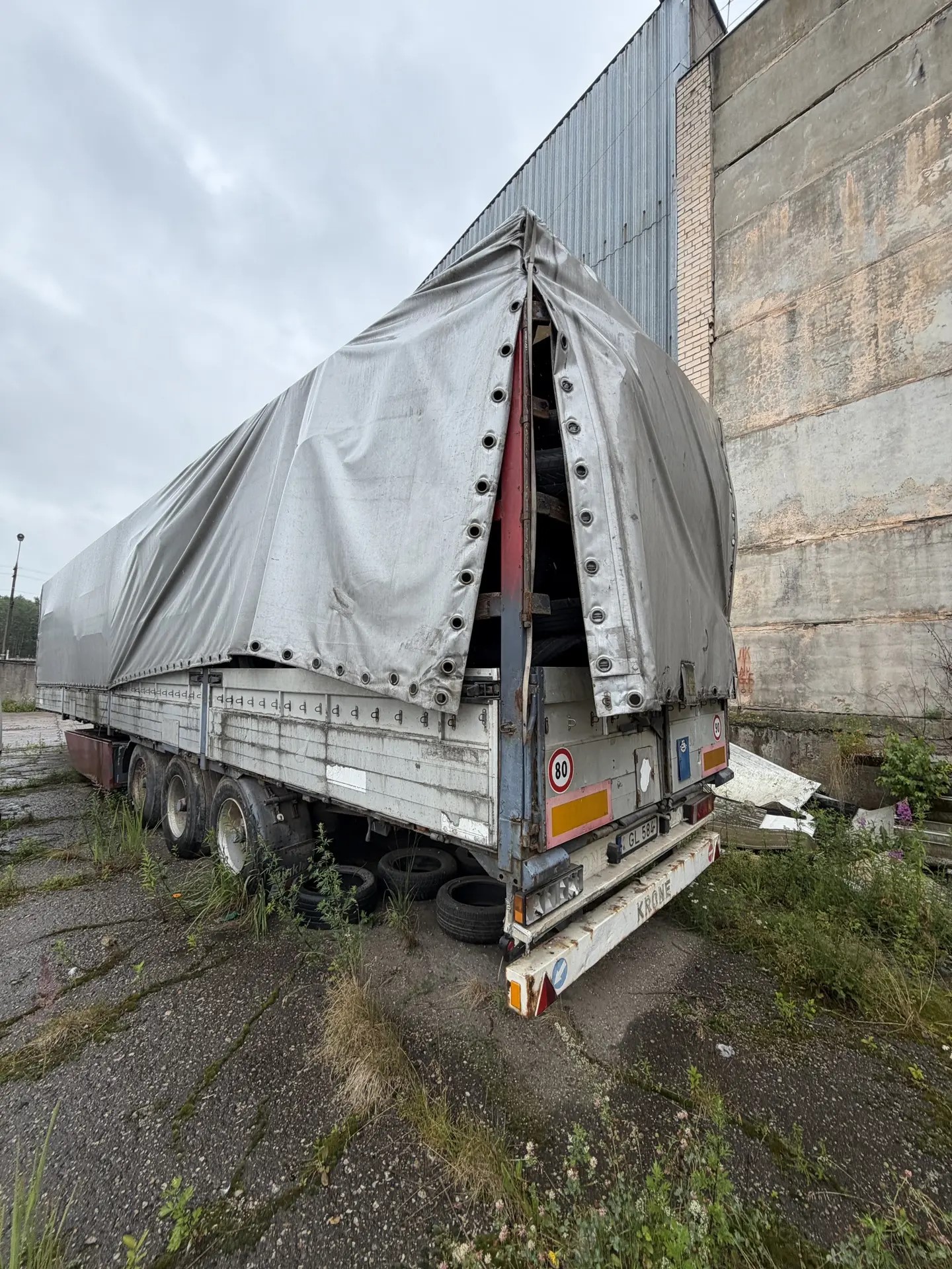 Годные остатки: прицеп марки "KRONE", регистрационный номер GL 584,  VIN: WKESDP27000W20631